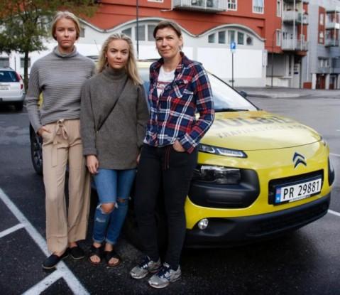 Søstrene Kaja (t.v.) og Kine Ramfjord Larsen (18) må ta flere kjøretimer om kvelden og i helgene. Det er verken de eller kjøreskolelæreren deres Torill Skau særlig begeistret for.