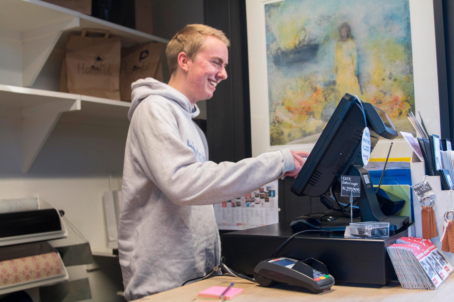 I desember ble Hopeful godkjent som lærebedrift. Gabriel Gabrielsen Steinnes (20) går salg- og service, og er nå lærling i butikken for å ta fagbrev.