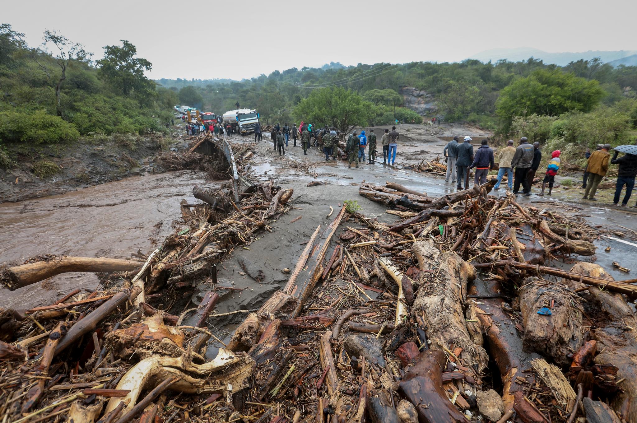 52 mennesker har mistet livet i de vestlige delene av Kenya, etter at kraftig nedbør førte til jordskred og oversvømmelser. 