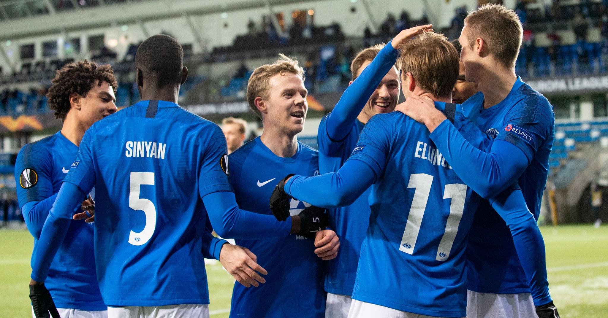 Molde-spillerne feirer Martin Ellingsens 3–0-scoring mot Dundalk. Om to måneder venter tøffere motstand på Aker stadion.