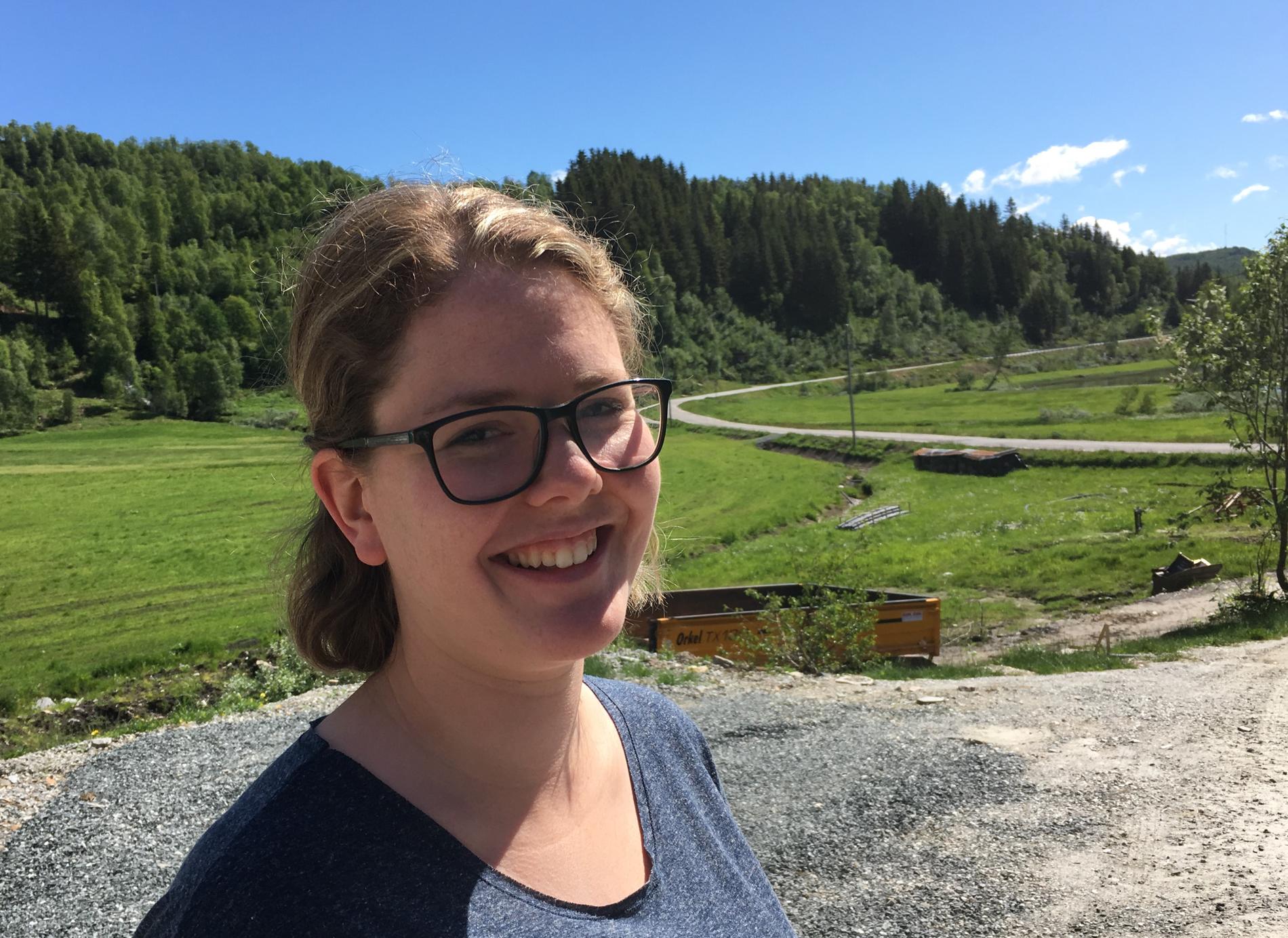 SATSER PÅ GÅRD: Sykepleier Åsne Tesdal Rødland har tatt over en gård på Voss med ektemannen. Nå satser hun på en fremtid som bonde.