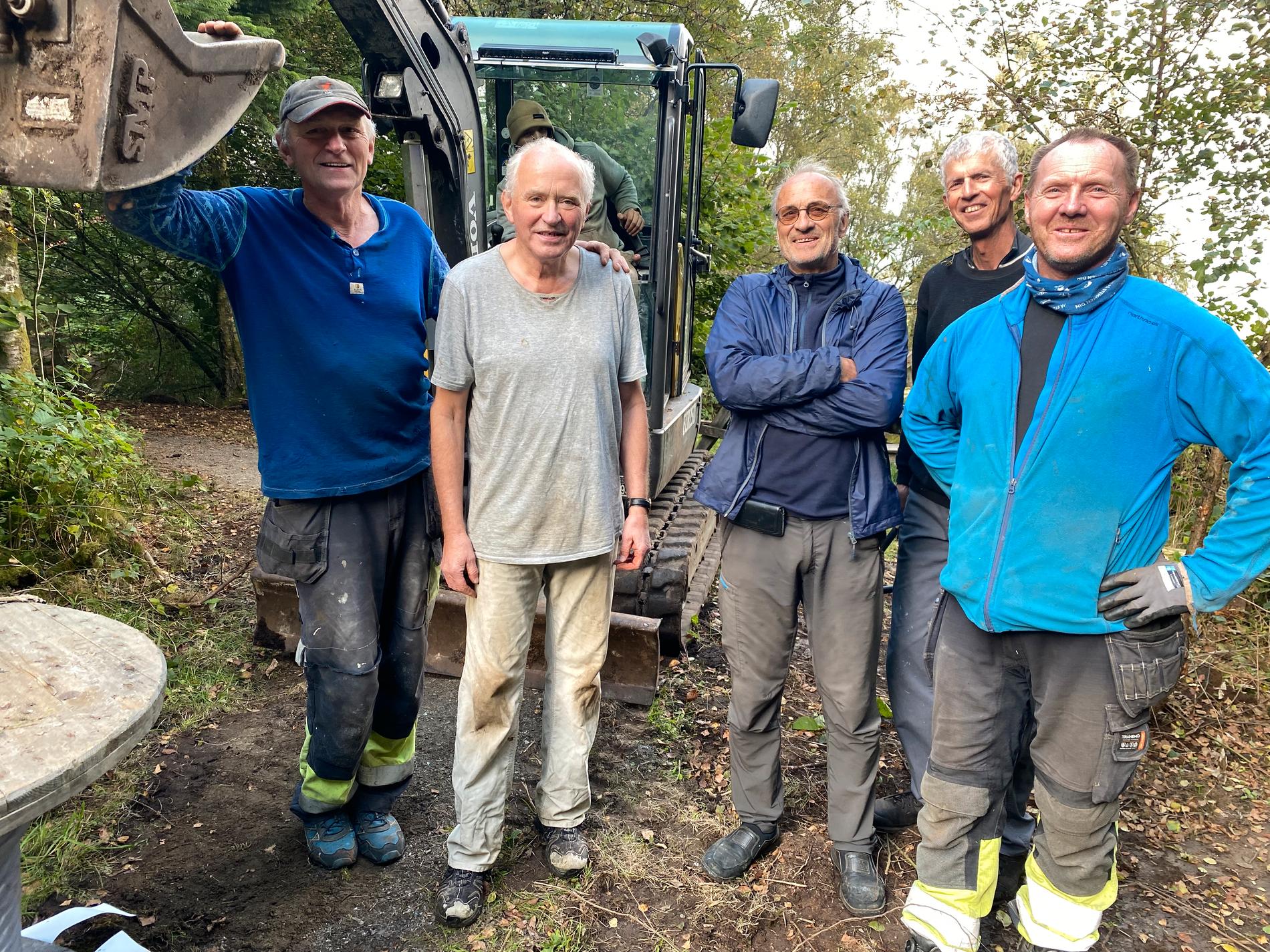 Frå venstre: Arild Flesjå, Oddvar Spanne, Eivind Vestbø, Jan Asjen Mensink og Kjell Lund. Torjus Landa sit i gravemaskinen.