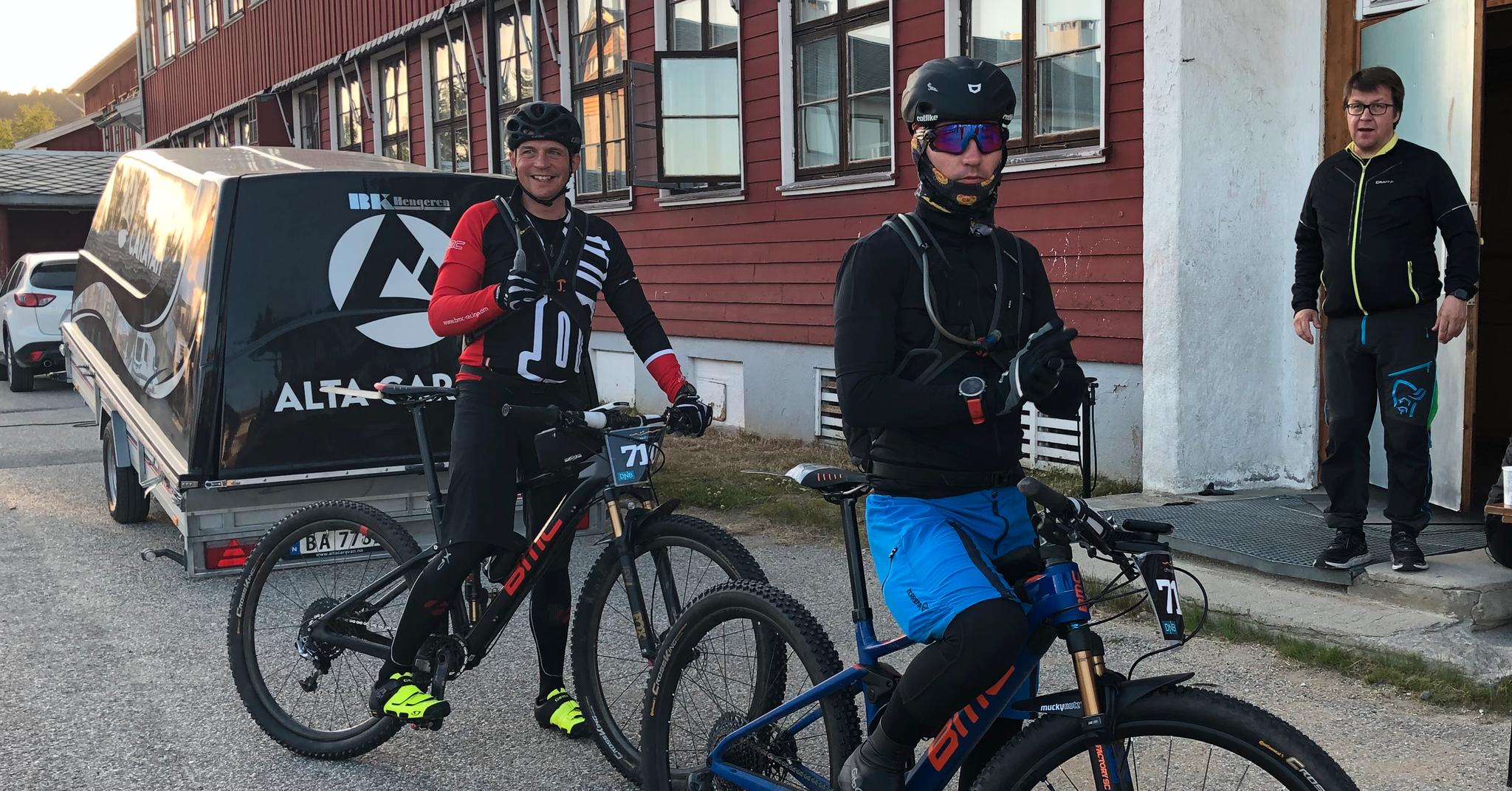 Vant: Andreas Setting (foran) og Einar Bjørn vant Offroad Finnmark 700. Her underveis i rittet. 
