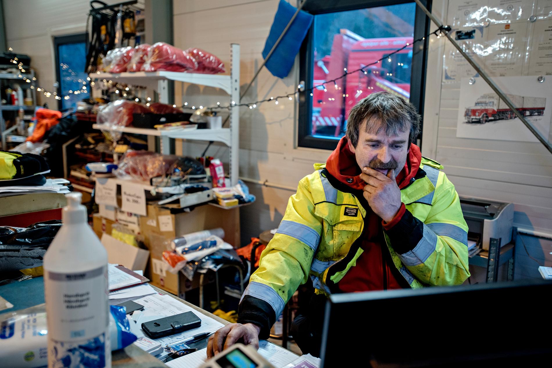 Julestemning på verkstedet, og Bjørn Lægreid er i beredskap før juletrafikken.