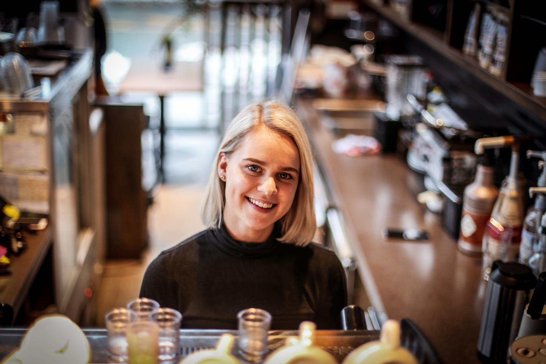  Hanne Urdal (22) fra Søgne har fått god kompetanse det siste året som barista på Kaffebaren i Q42. Det sikret henne en førsteplass i regionmesterskapet i kaffekunst. 
