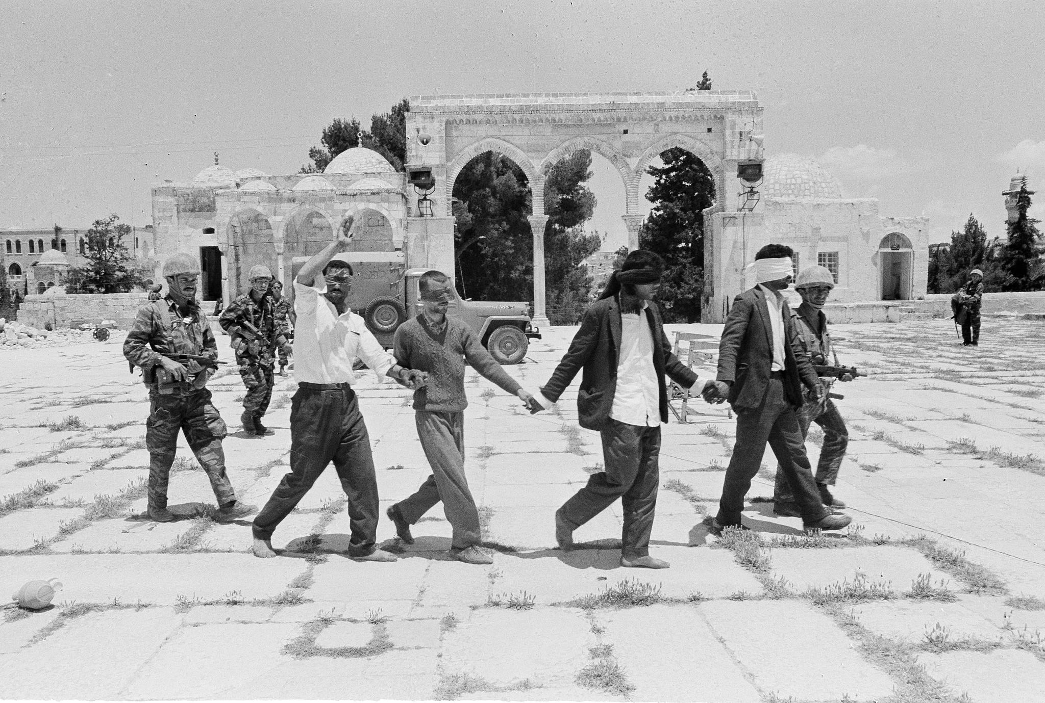 Arabiske krigsfanger blir ført til avhør i Jerusalems gamleby 8. juni 1967.