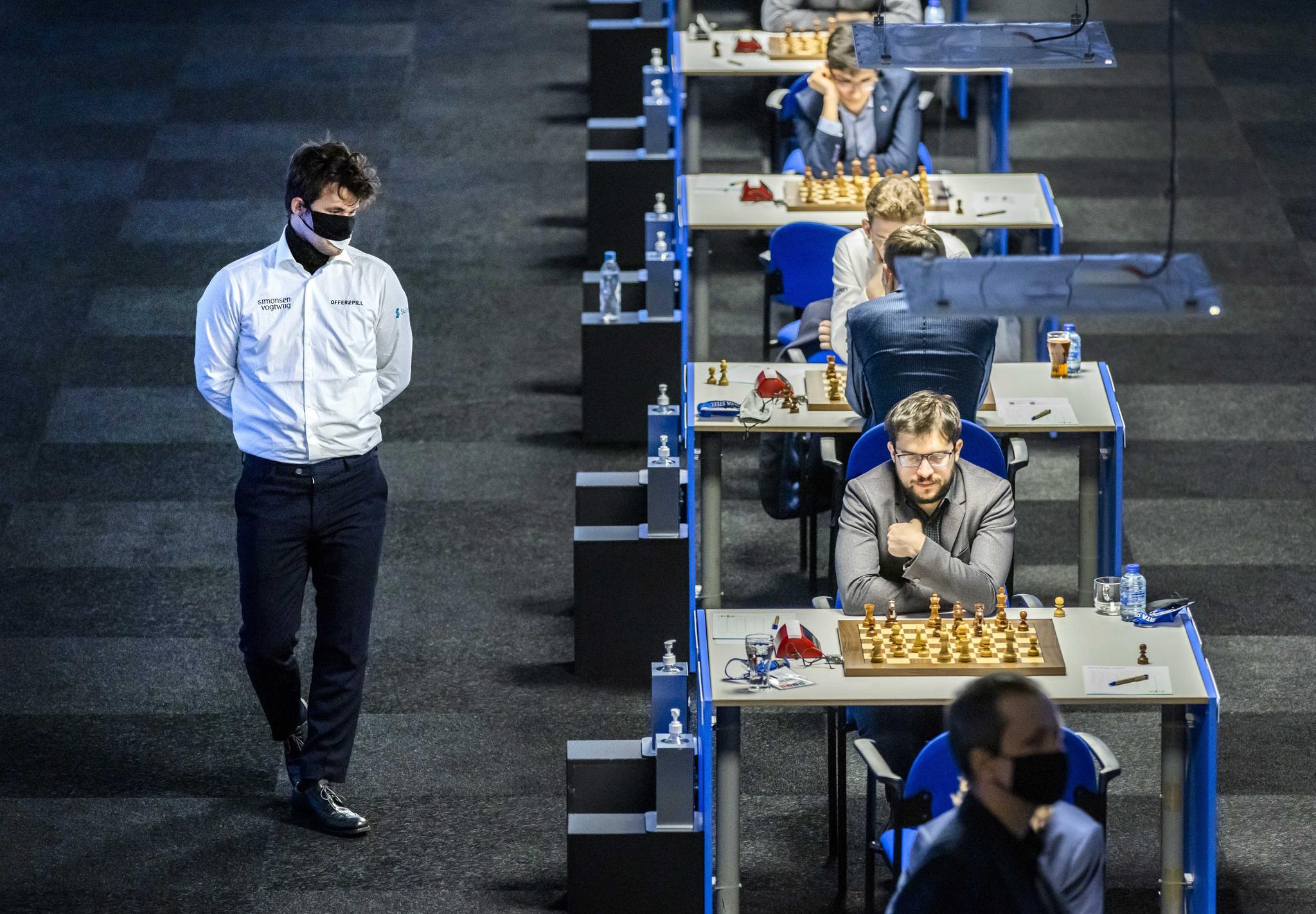 WIJK AAN ZEE: Storturneringen i Nederland i januar hvert år er en av Magnus Carlsens favoritt-turneringer. Men denne gang har det ikke gått så bra. Han titter han på franske Maxime Vachier-Lagraves parti.