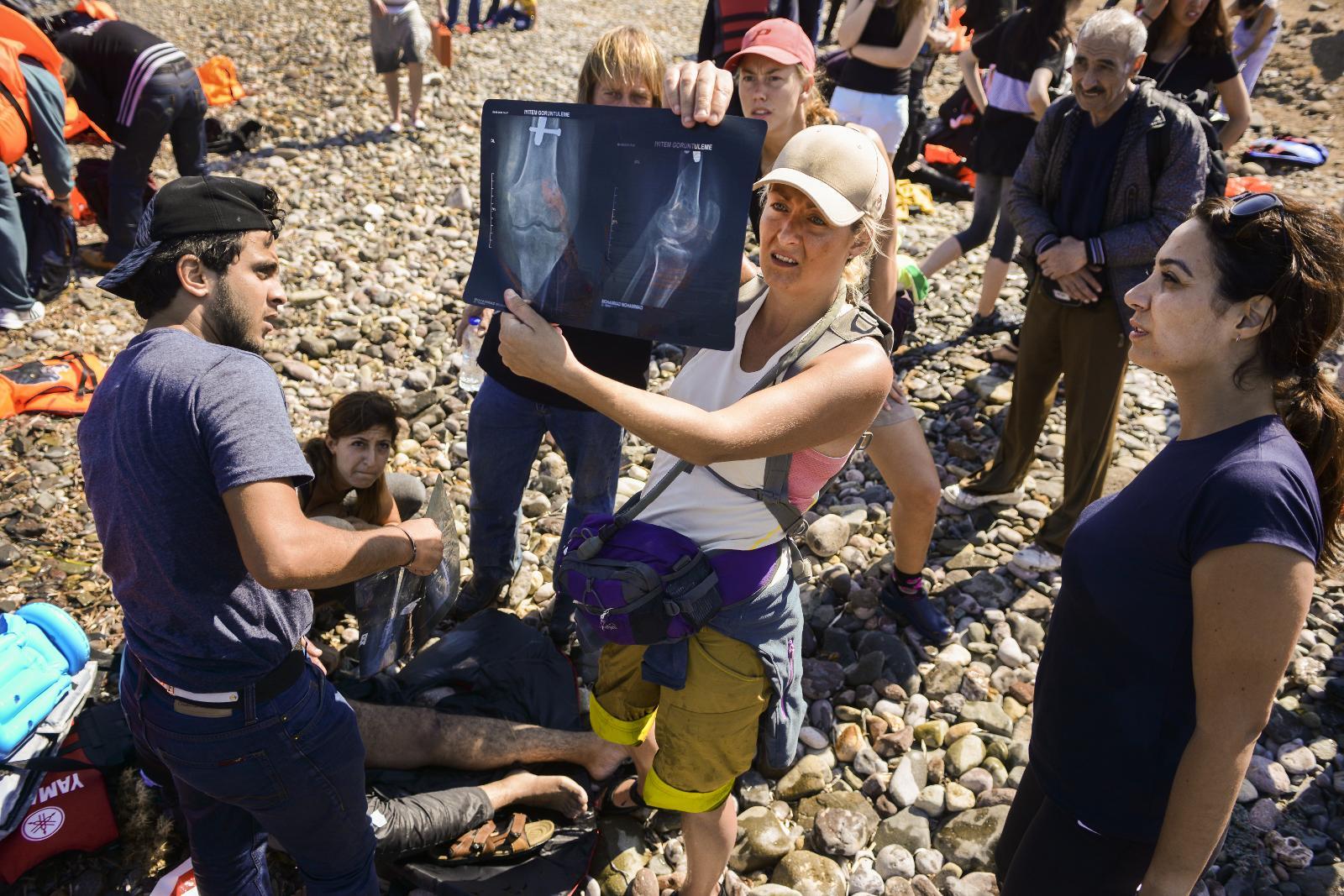 En syrisk mann ankommer stranden på Lesbos med en konvolutt med røntgenbilder som viser et benbrudd. De norske frivillige Cathrine Endresen og Cecilie Andreassen gransker bildet.