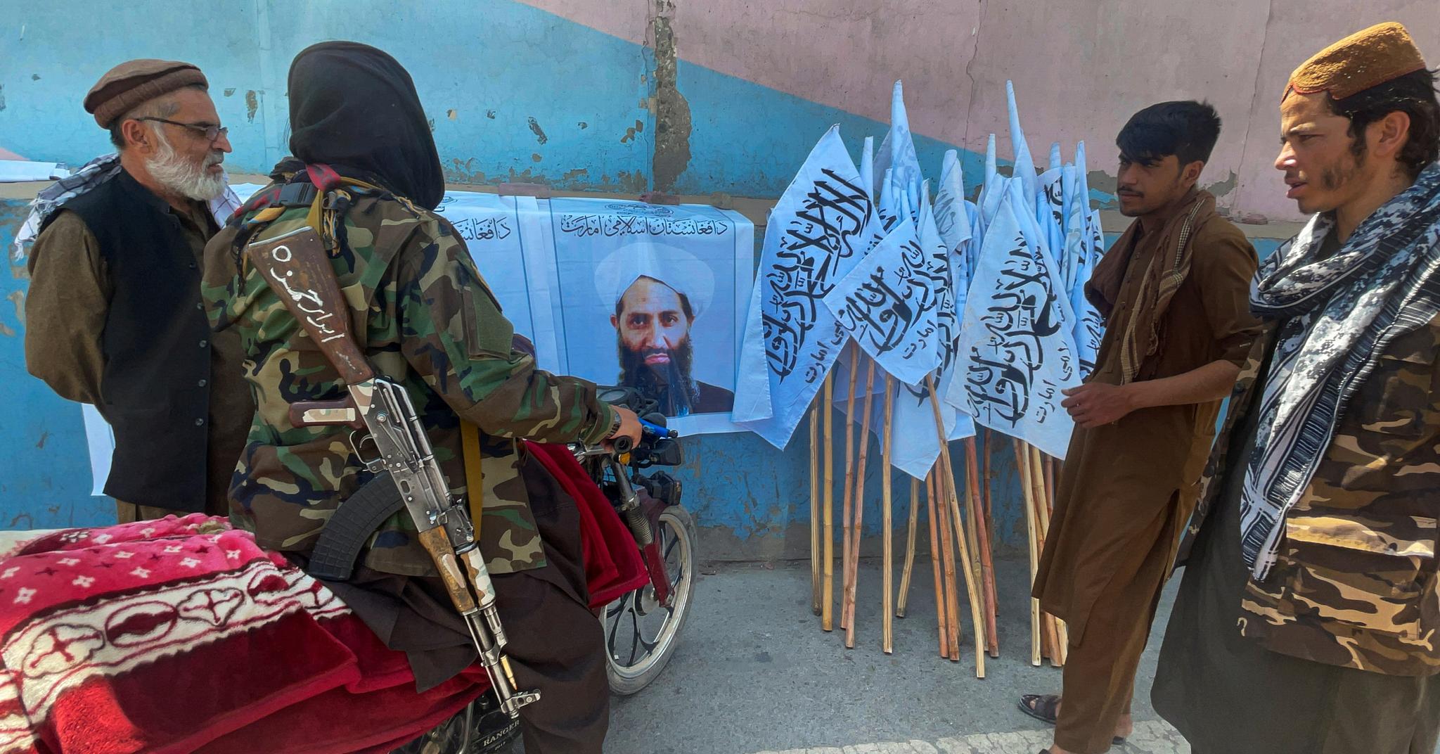 Taliban-soldater i Kabul står samlet rundt det eneste kjente bildet av Haibatullah Akhundzada.