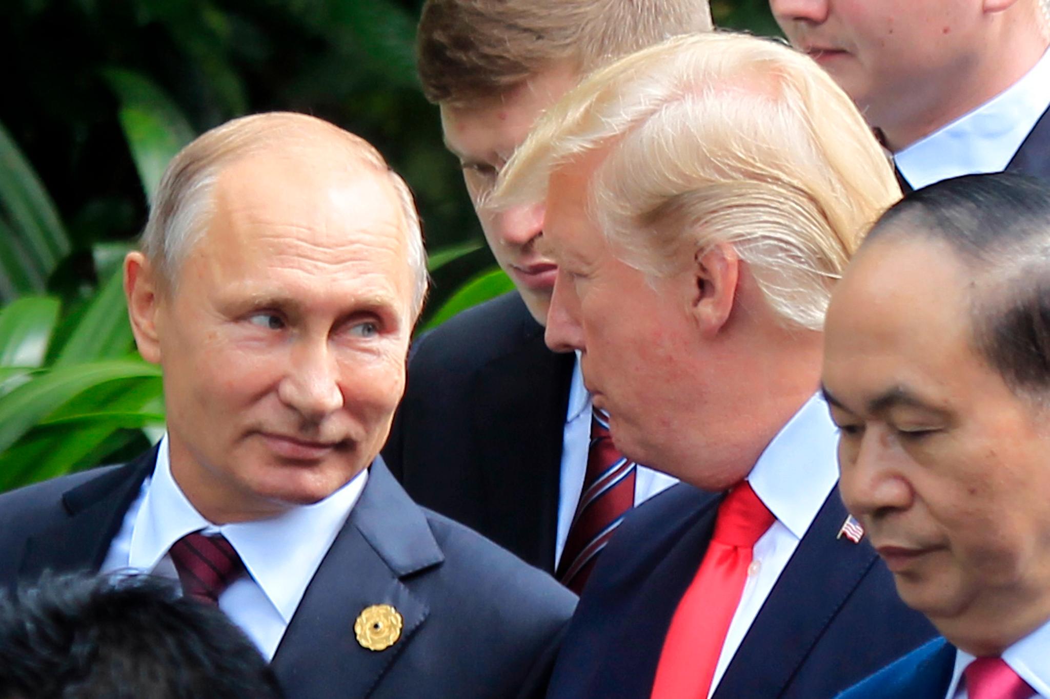 Donald Trump og Vladimir Putin møttes igjen under APEC-møtet i Vietnam i forrige uke. Etterpå gjorde Trump et poeng av å si at Putin nektet for å ha blandet seg inn i presidentvalget i USA i 2016, og at han mente at den russiske presidenten var oppriktig.
