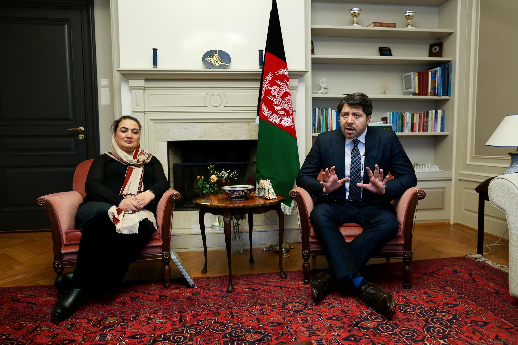 Afghanistans ambassadør til Norge, Shukria Barakza (t.v.) fikk denne uken besøk av viseutenriksminister Hekmat Karzai.