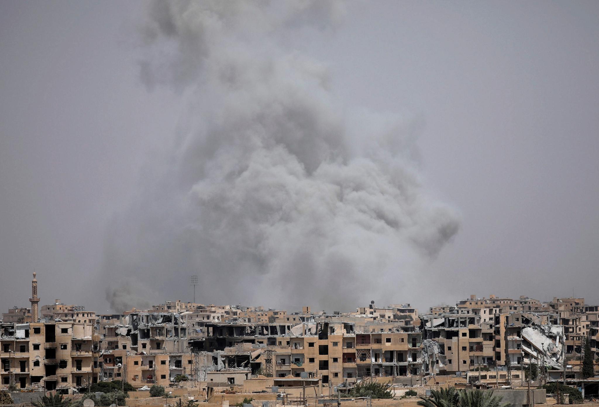 Røyk velter opp fra Raqqa den 28. juli i år.