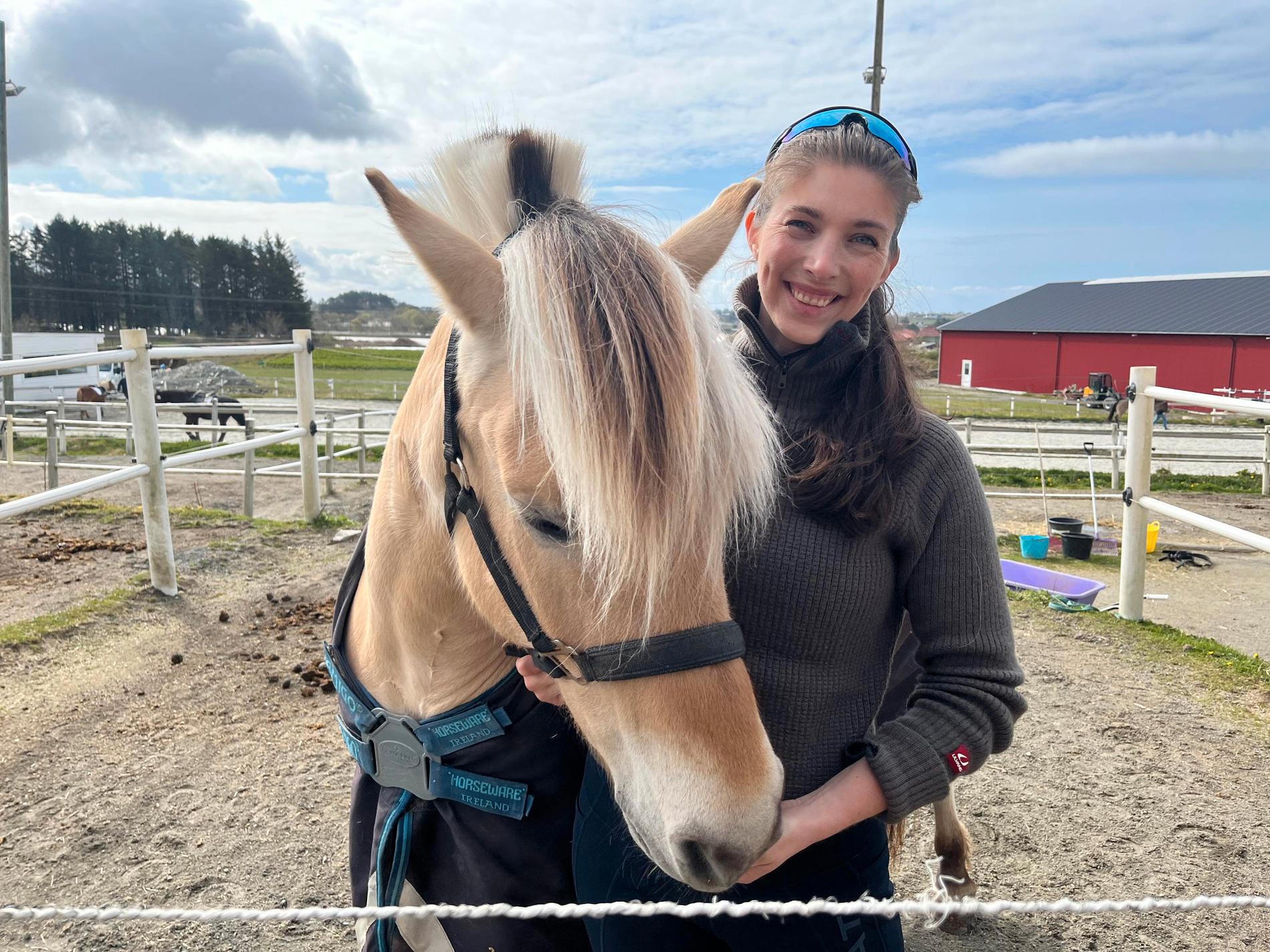 Andrea Dunne er ny leder av Randaberg og Viba Ryttersportsklubb, hun tok over etter Mette Brit Surdal i mars. Her står hun med en Fjording ved navn Veslemøy.