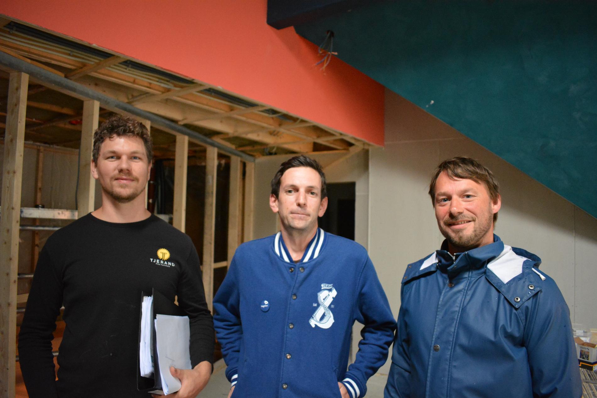 Møbelsnekker Tjerand Gjerde og de daglige lederne Knut Bergesen og Gustav Tveit gleder seg til åpningen av nye Harry Pepper. Her står de i det nye selskapslokalet i toppen av bygget.