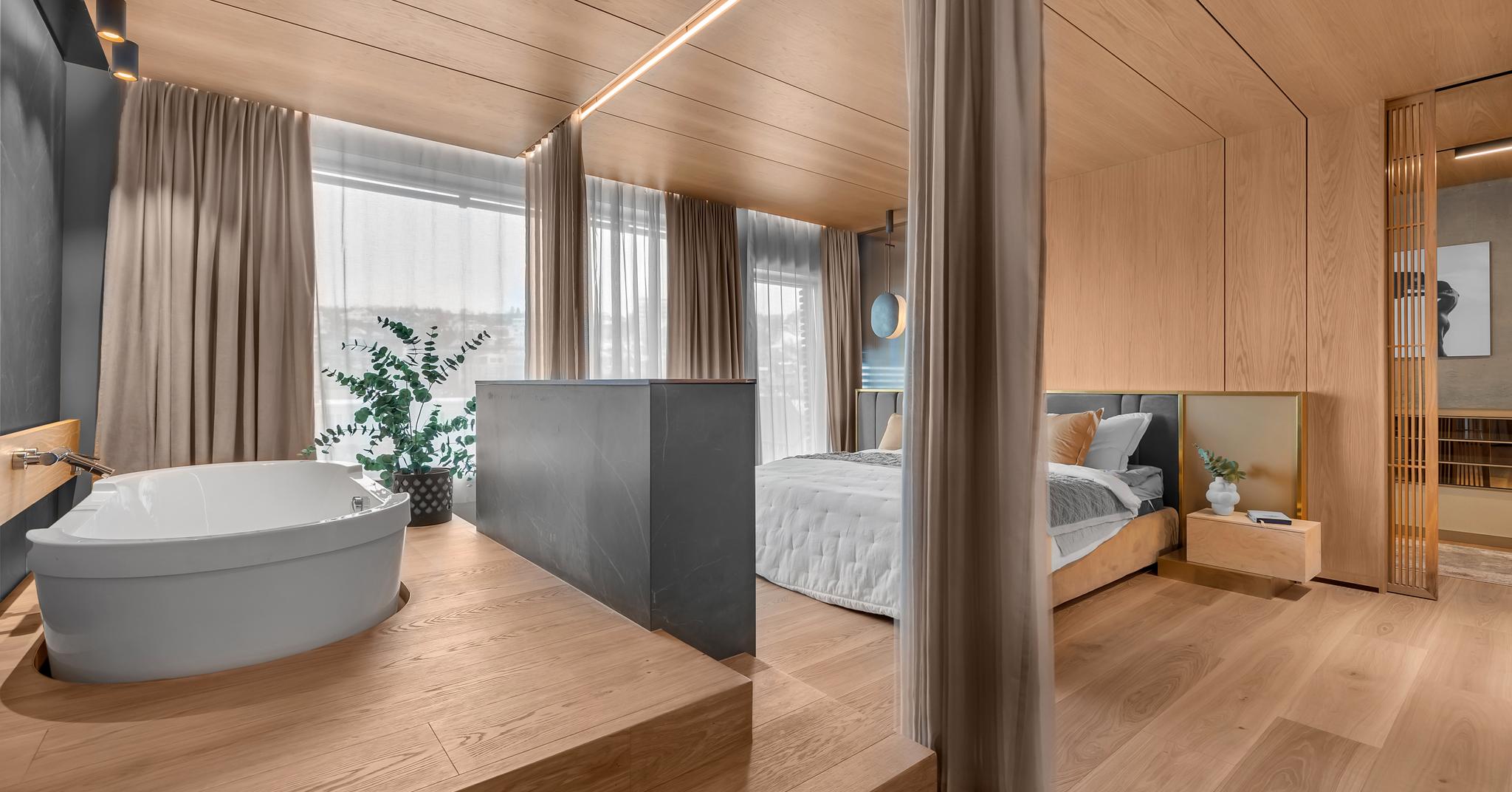 Denne leiligheten i Tromsø har Julie Johnsen designet. Den fikk ny planløsning. Ett av de viktigste grepene var å lage soverommet mye større, i tillegg til å inkludere badet i rommet. 