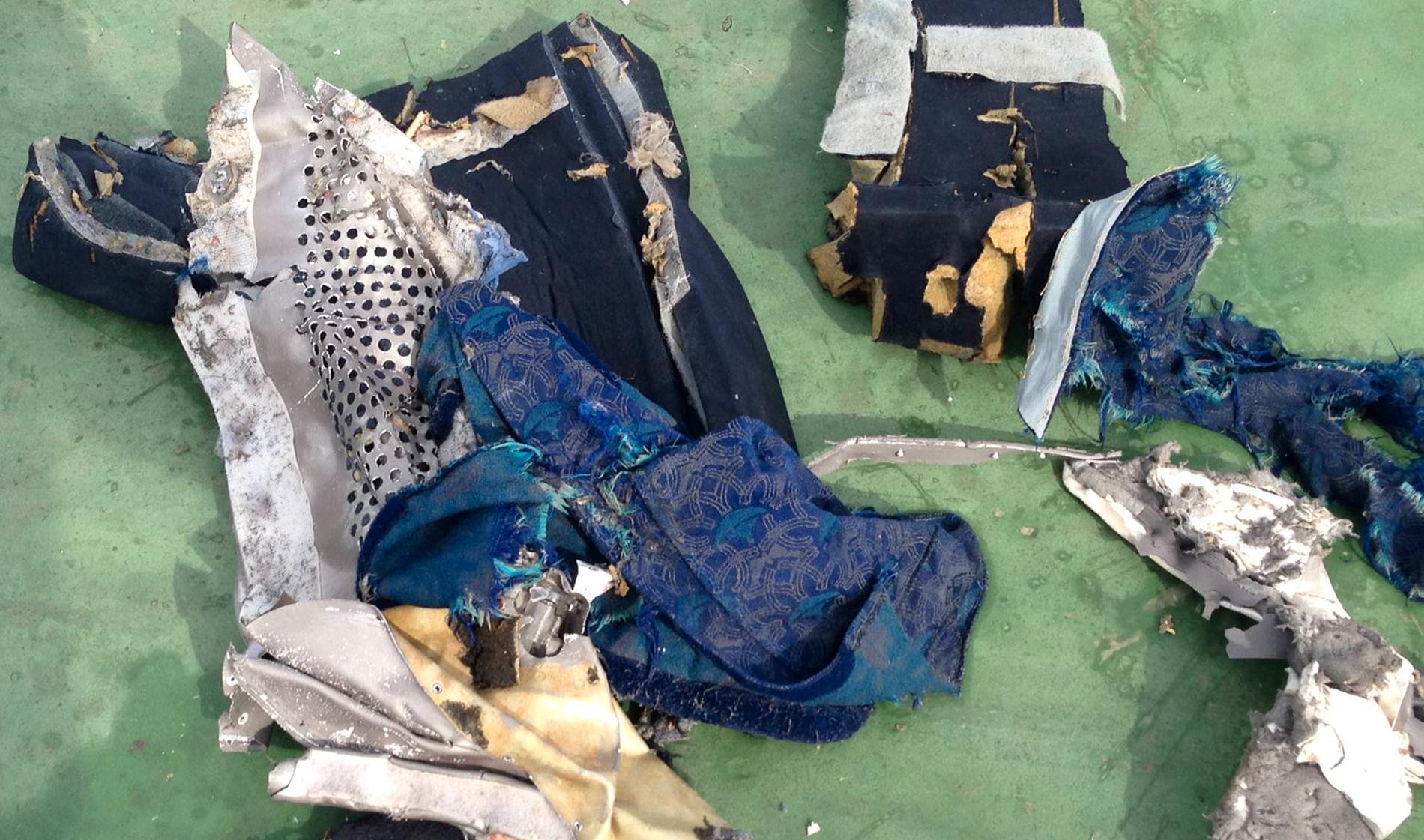 OFFENLIGGJORDE VRAKBILDER: Vrakdeler fra flyet ble funnet fredag. Bildet ble publisert av den egyptiske hæren lørdag ettermiddag.
