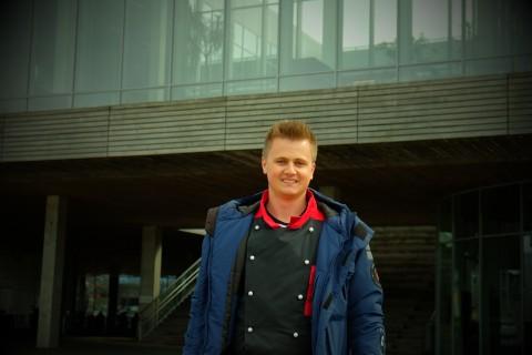 Elevrådsleder Anders Nilsson synes det er bra at elevene må spise i kantinen.