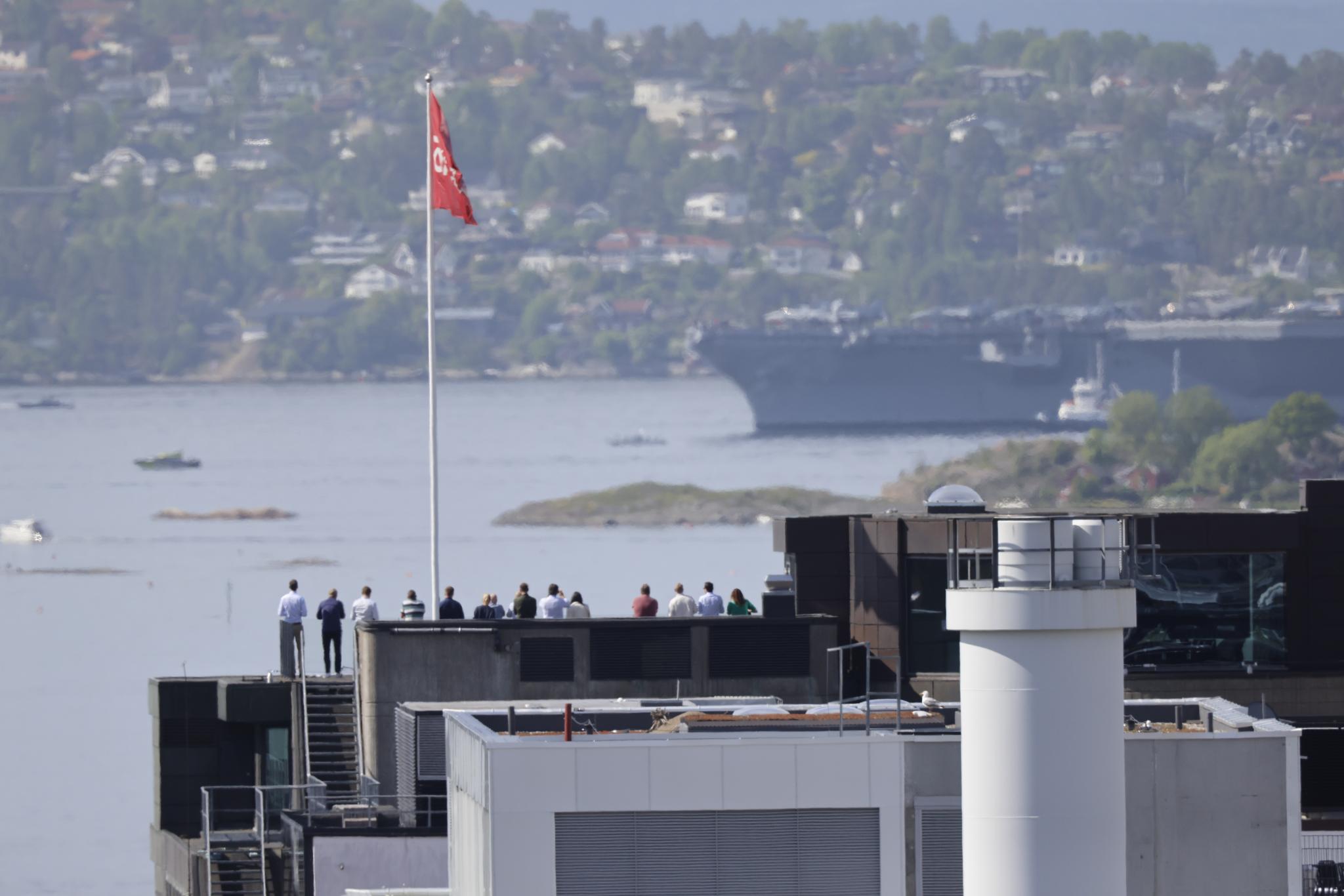 Folk i Oslo tok til byens takterrasser for å se skipet. 