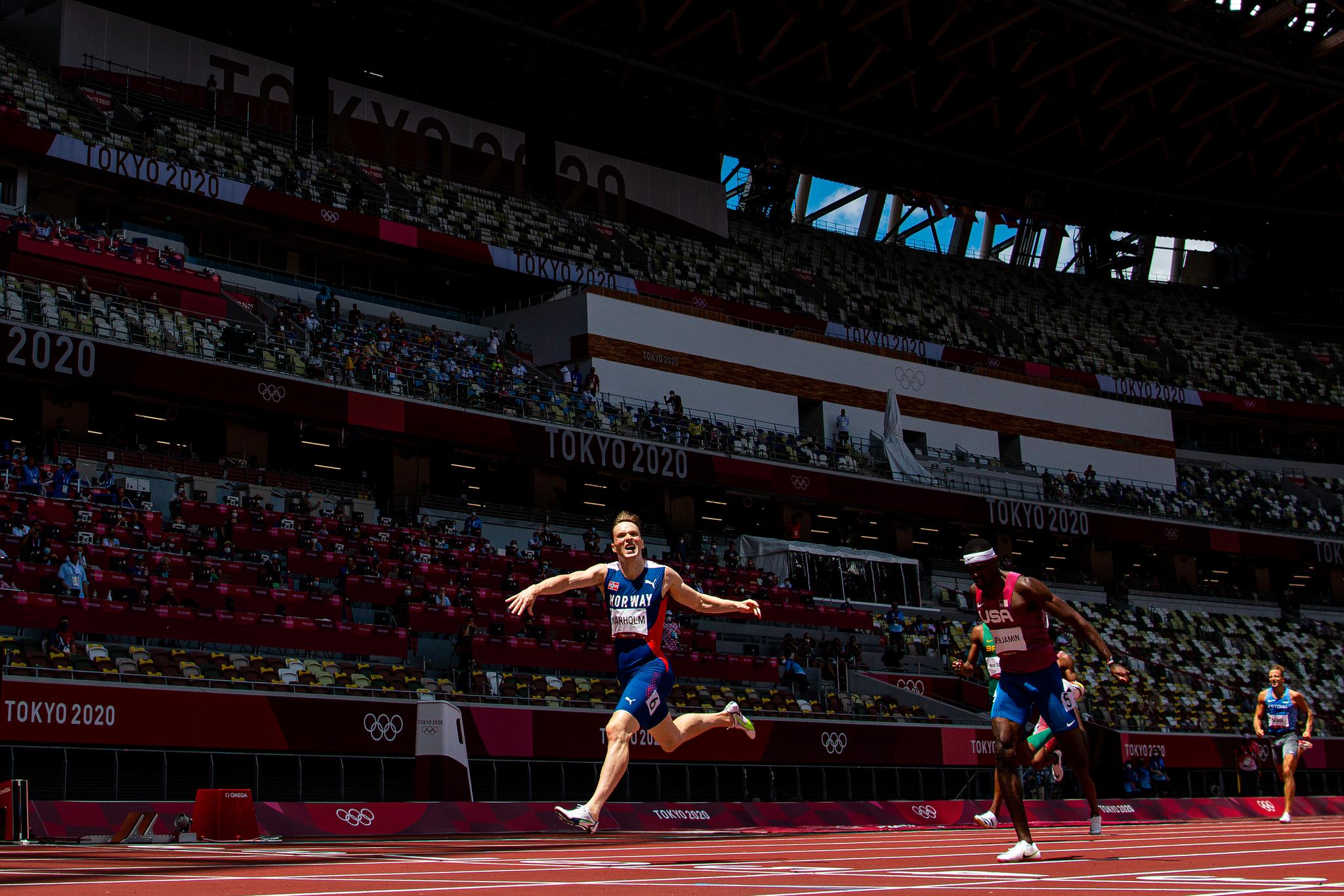 FINISH: En sterk avslutning sørget for ny verdensrekord til Karsten Warholm på 400 meter hekk.