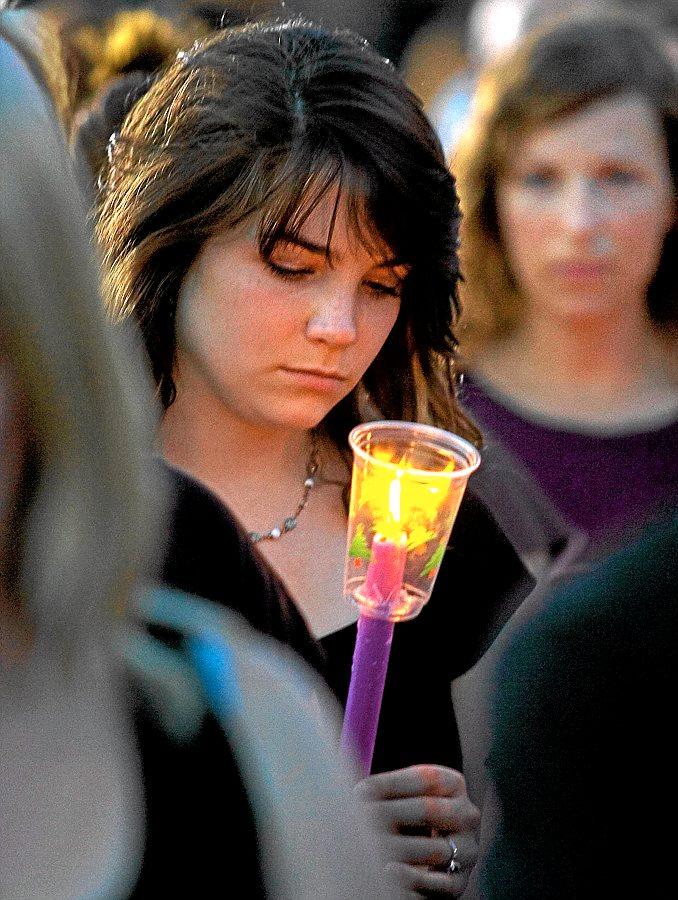 Emily Boyer fra Kansas tenner et lys for George Tiller under en markering for den avdøde abortlegen.