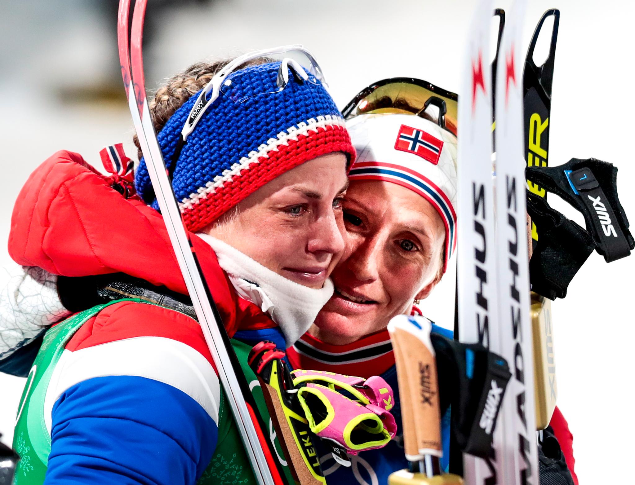 Astrid Uhrenholdt Jacobsen tok OL-gull med det norske laget i Pyeongchang i 2018, men var nesten utrøstelig etterpå. Hun hadde gått en relativt svak etappe og trodde rett og slett at hun hadde ødelagt for laget. Her er det Marit Bjørgen som trøster. 