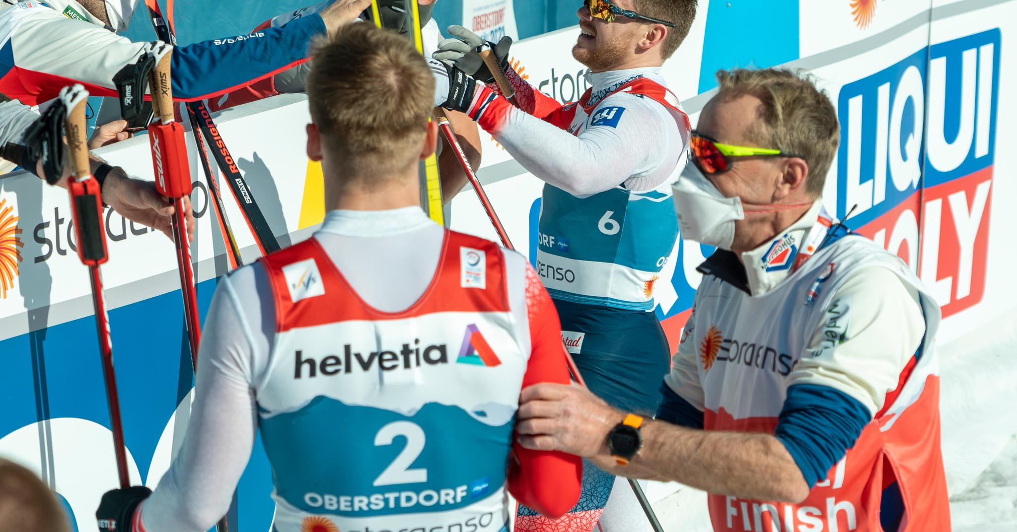 Trener Arild Monsen (t.h.) gratulerer Erik Valnes etter sprintfinalen i Oberstdorf-VM.