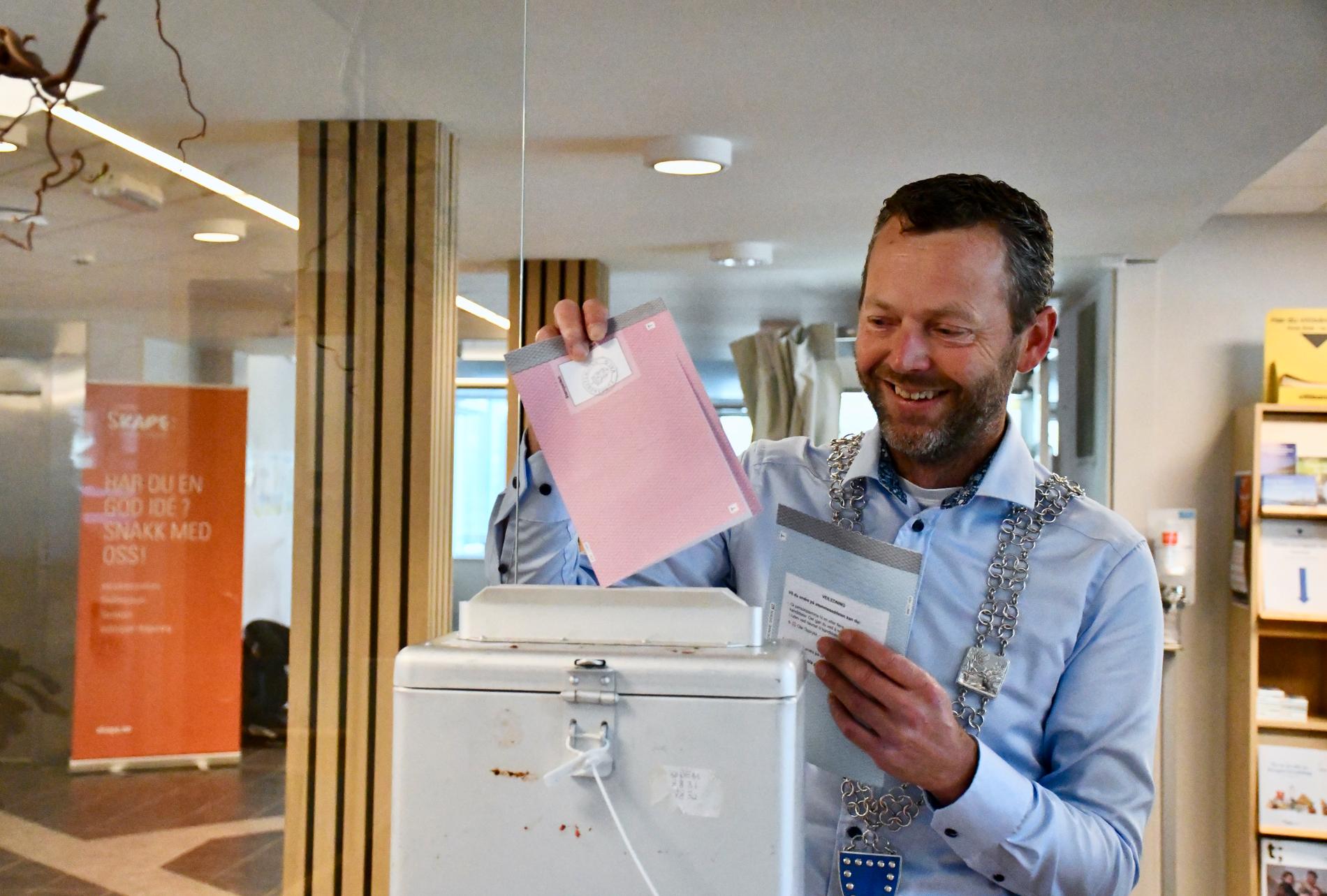 Ordfører Jarle Bø (Sp) er partiets ordførerkandidat også for de neste fire årene. Her fra tidligere i uka da han avga sin stemme på kommunehuset. 