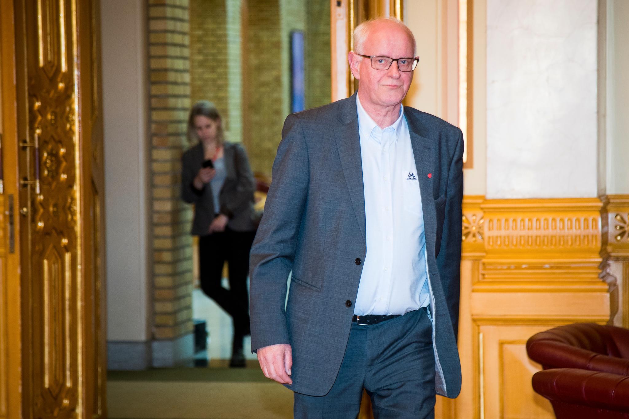 Stortingets tredje visepresident Magne Rommetveit på vei til mandagens krisemøte i presidentskapet.