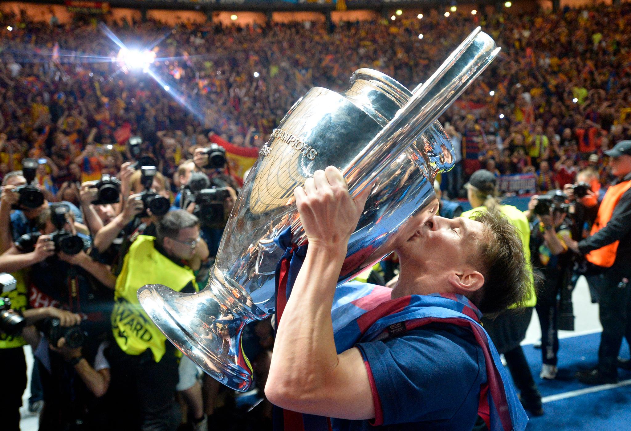 Her kysser Lionel Messi pokalen etter at Barcelona slo Juventus 3–1 i Champions League-finalen i 2015.