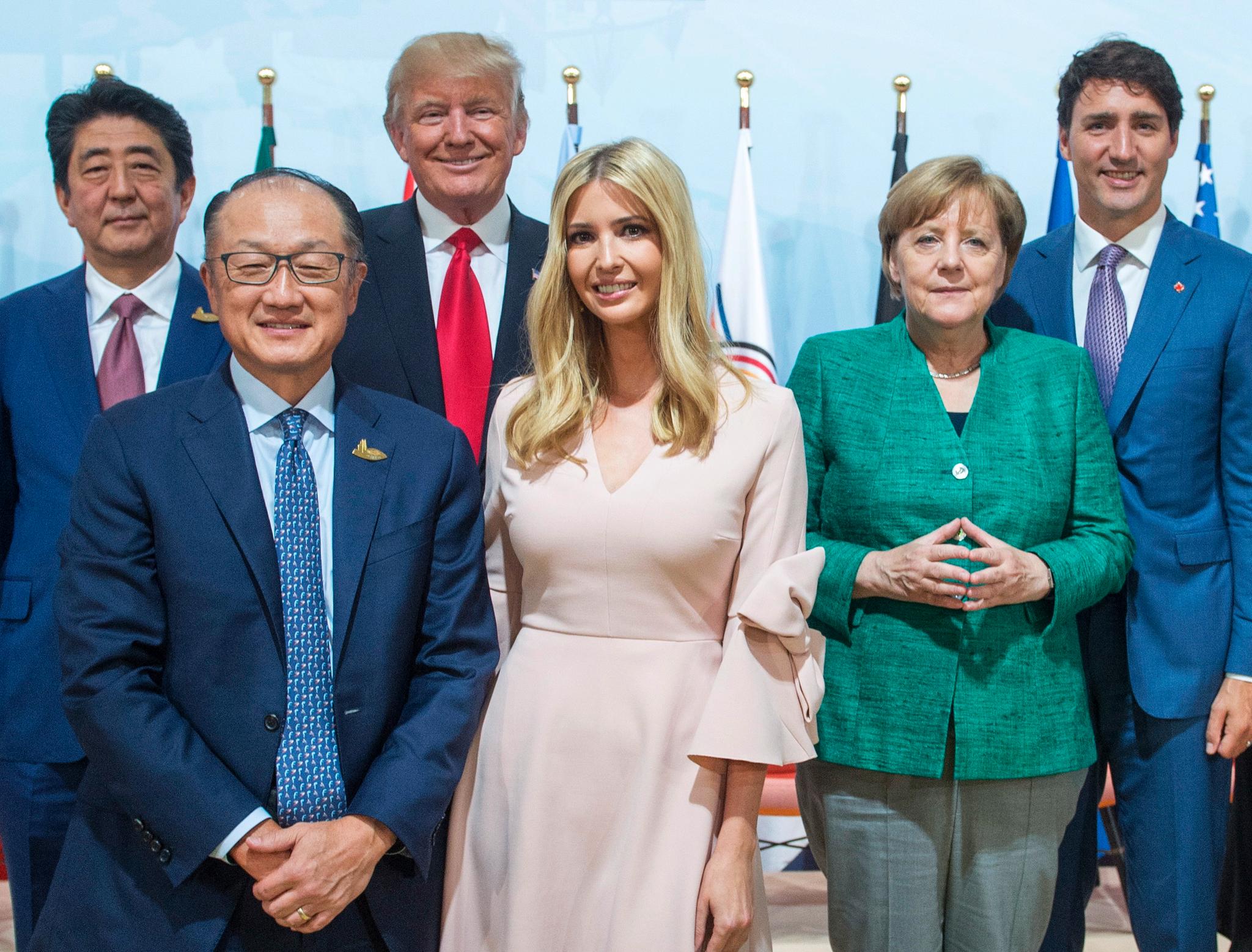 Donald Trumps datter Ivanka har spilt en fremtredende rolle på G20-møtet i Hamburg, her mellom Verdensbankens sjef Jim Young Kim og Tysklands statsminister Angela Merkel under presentasjonen av et nytt globalt kvinnefond. Foto: AP / NTB scanpix