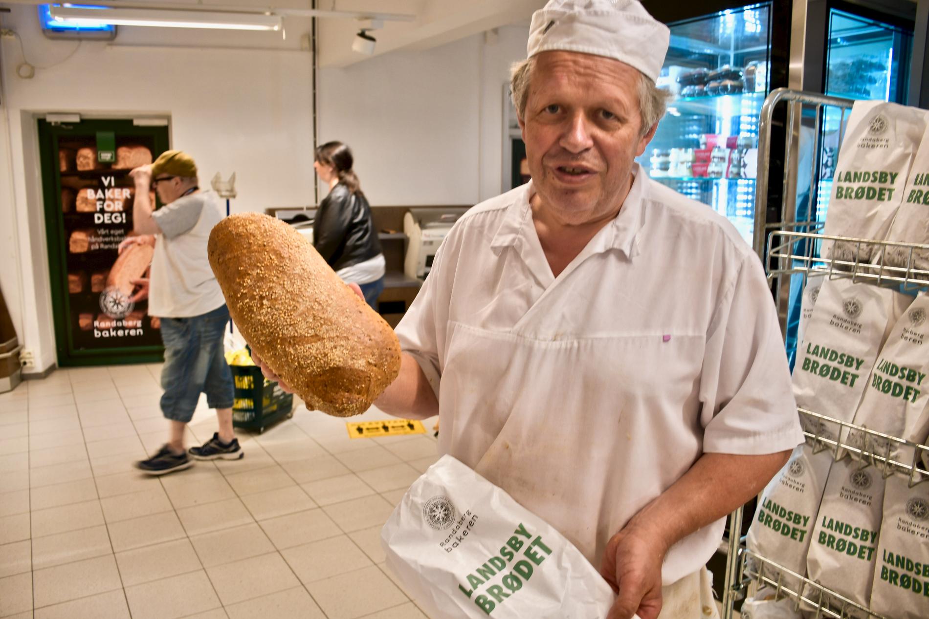 Erik Nordbø er baker ved Coop Mega. På bakeriet søkes det etter flere medarbeidere. 