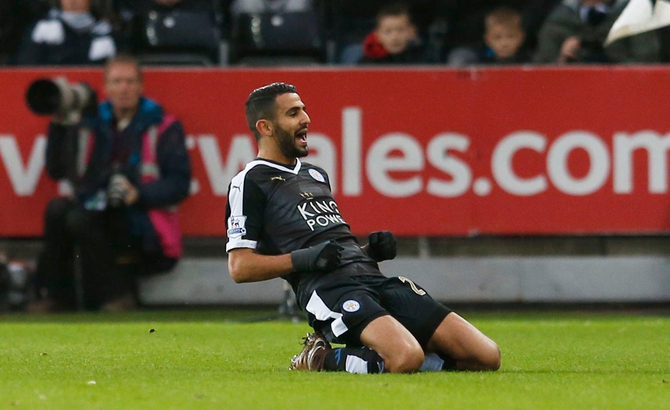 Riyad Mahrez feirer sin andre scoring for serieleder Leicester.