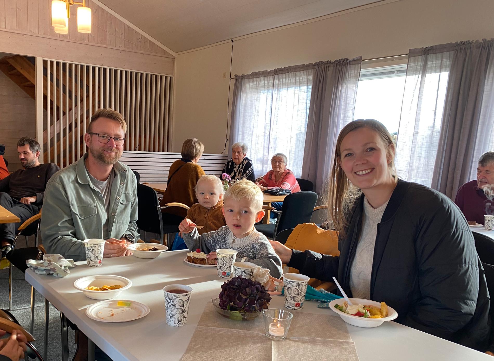 Familien Meling kosa seg på Talgjedagen med god mat. Frå venstre Olav Meling, Torjus Flatland Meling, Øystein Flatland Meling og Anne-Hilde Flatland Meling.