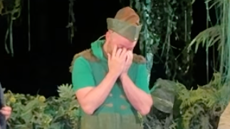 Her bryter salen ut i latter når de skjønner hva Leif Tore Lindø har på