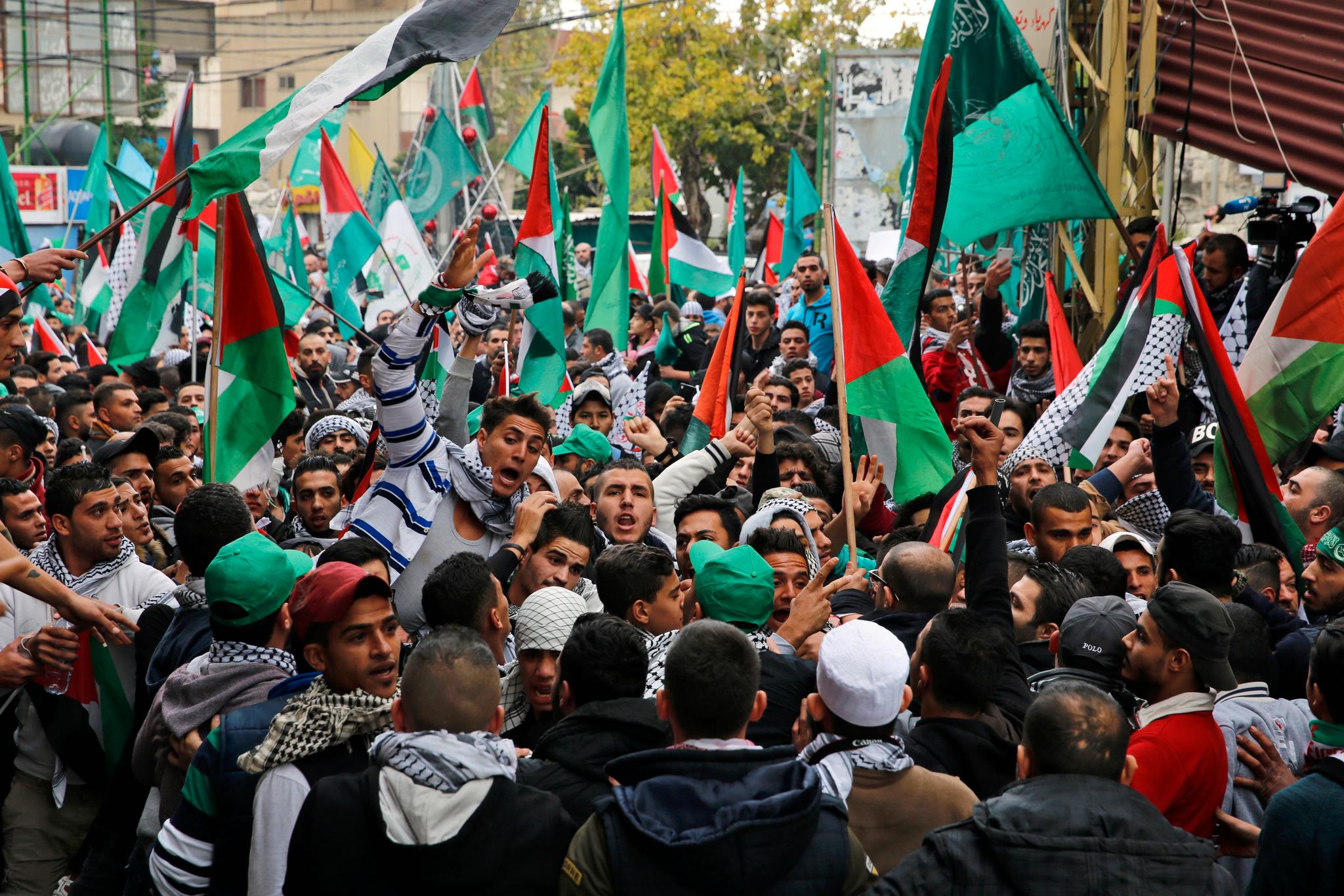 Demonstranter med palestinske flagg utenfor USAs ambassade i Libanon. Foto: AP/NTB scanpix