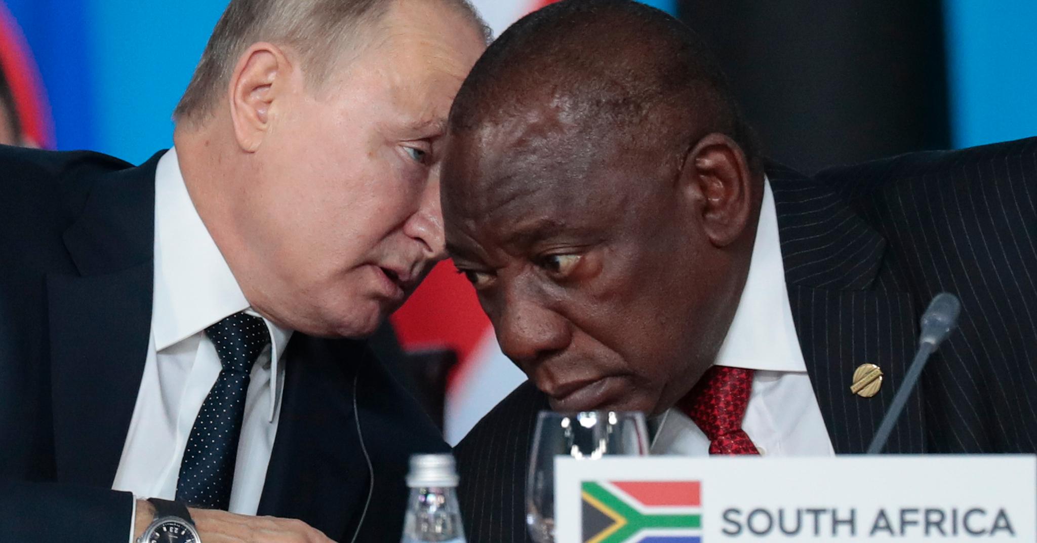 Sør-Afrikas president, Cyril Ramaphosa, har lenge hatt nære bånd til Russland. Her er han sammen med Vladimir Putin i 2019.