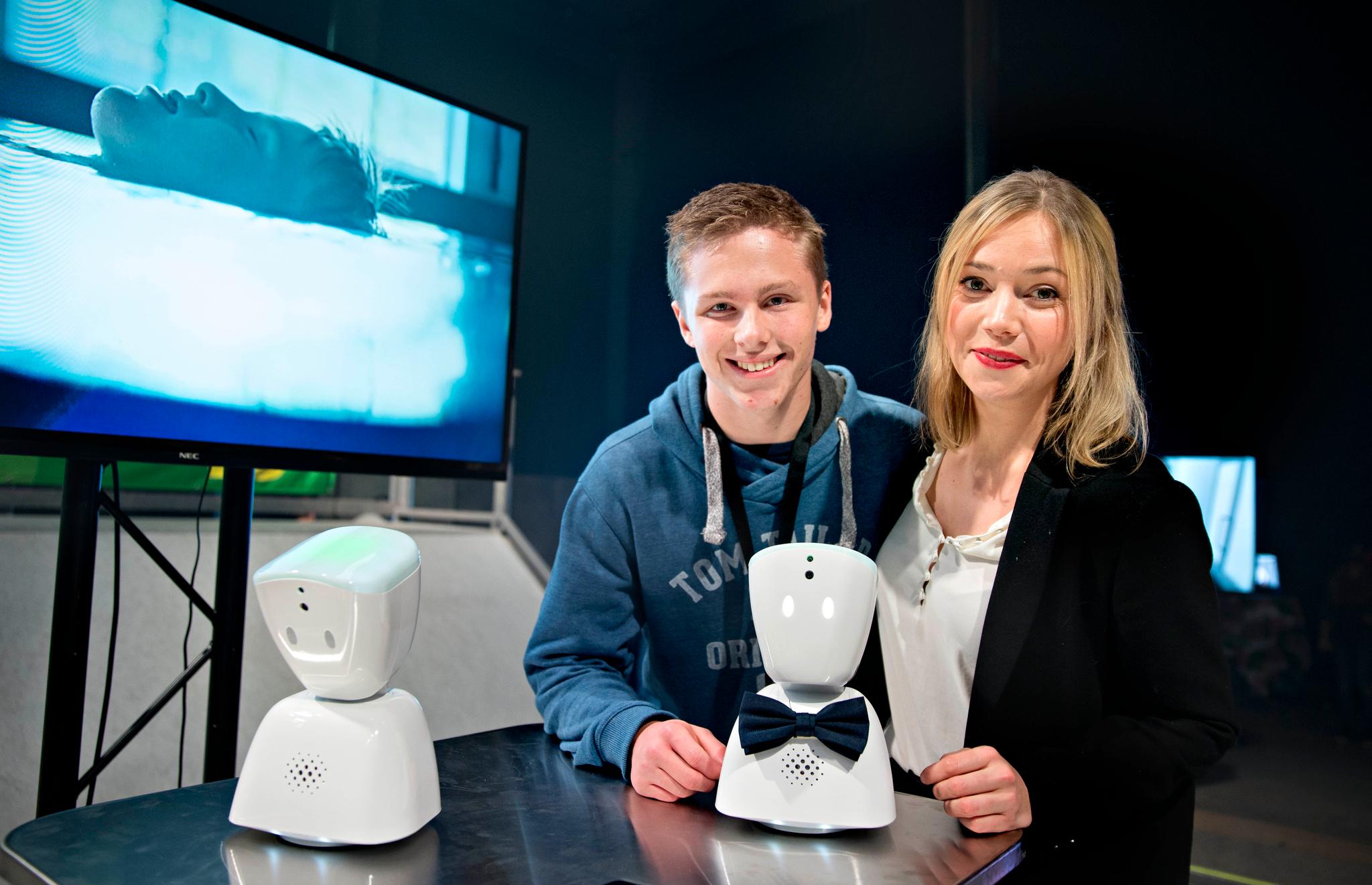 Karen Dolva er blant oppfinnerne bak roboten som skal hjelpe syke barn fra ensomheten. Oppfinnelsen gjorde at André Weiseths kompis kunne se hva som skjedde på Oslo Innovation Week på nettbrettet sitt mandag.