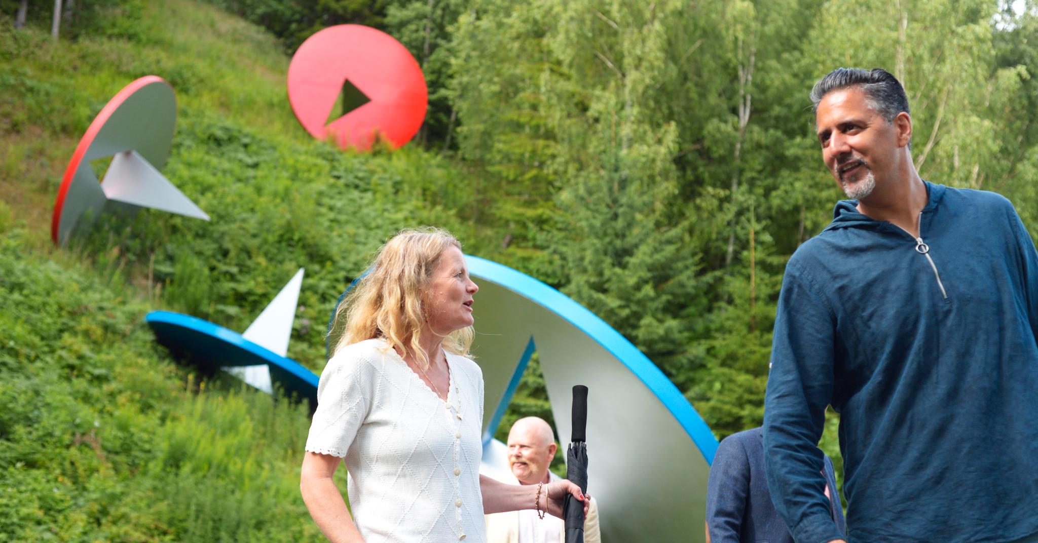 Kulturminister Abid Raja (t.h.) anbefaler nordmenn å oppdage norske museer og kulturinstitusjoner i sommer. Her er han med direktøren for Kulturdestinasjonen Kistefoss på Jevnaker, Birgitte Espeland. 