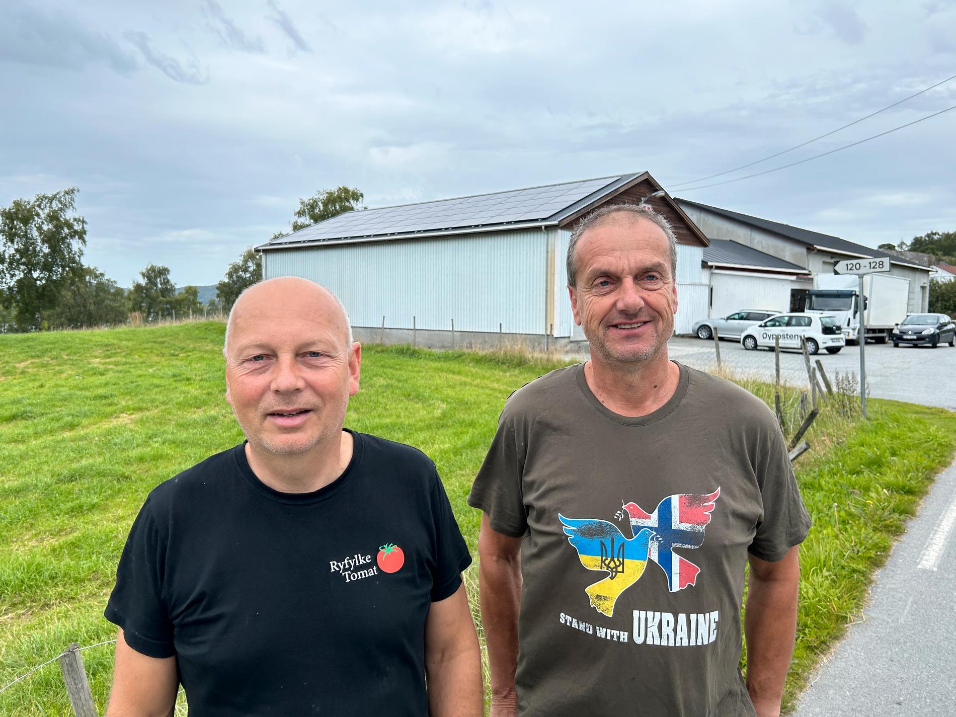 Ståle (t.v.) og Jon Olav Runestad utanfor pakkeriet der dei har fått solceller på sørsida av taket.