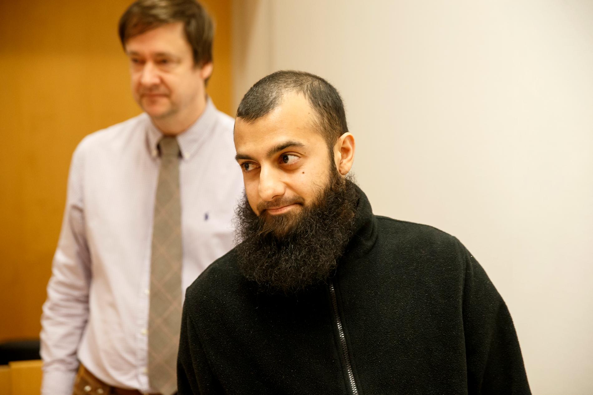 DØMT: Ubaydullah Hussain sammen sin advokat John Christian Elden under et rettsmøte i fjor.