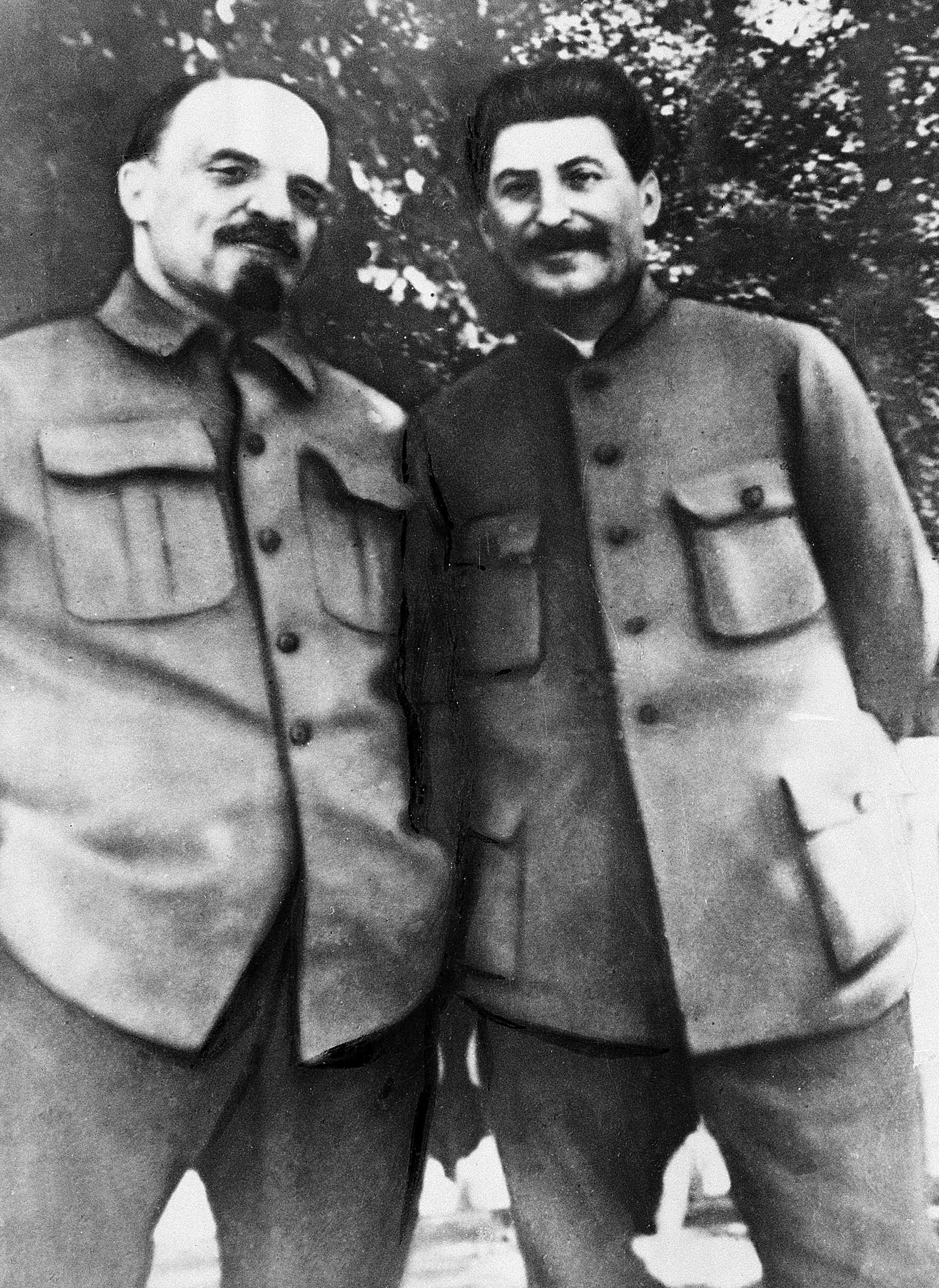   Kommunismen var en ideologi som entret den historiske scenen med første verdenskrig og som ikke kan forstås uten den, skriver kronikkforfatterne. Bildet viser Lenin (t.v.) og Stalin på godset Gorki i Moskva. 