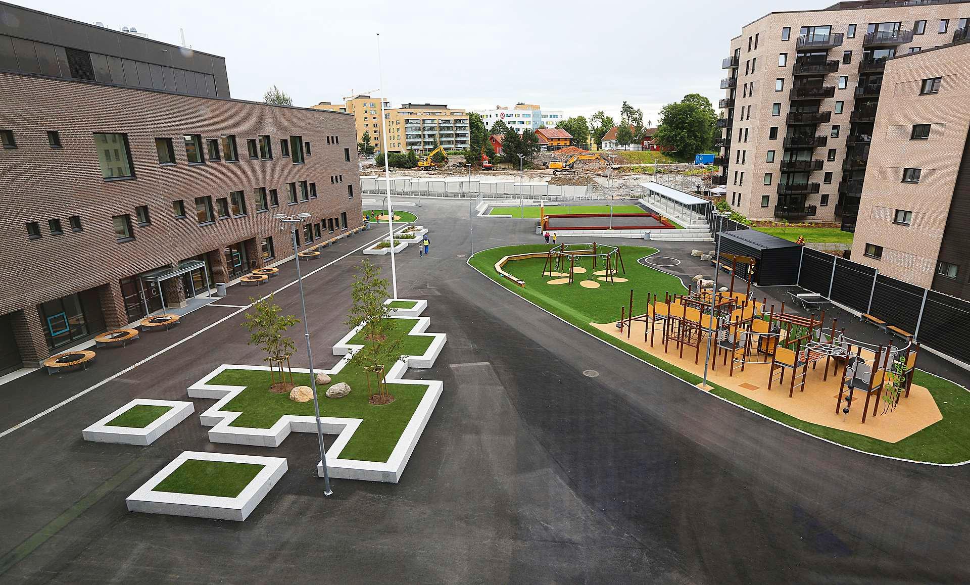 Skolegården på Fernanda Nissen er stor, og skal bli ennå større. Her ser du lekeplassen med klatrestativ.