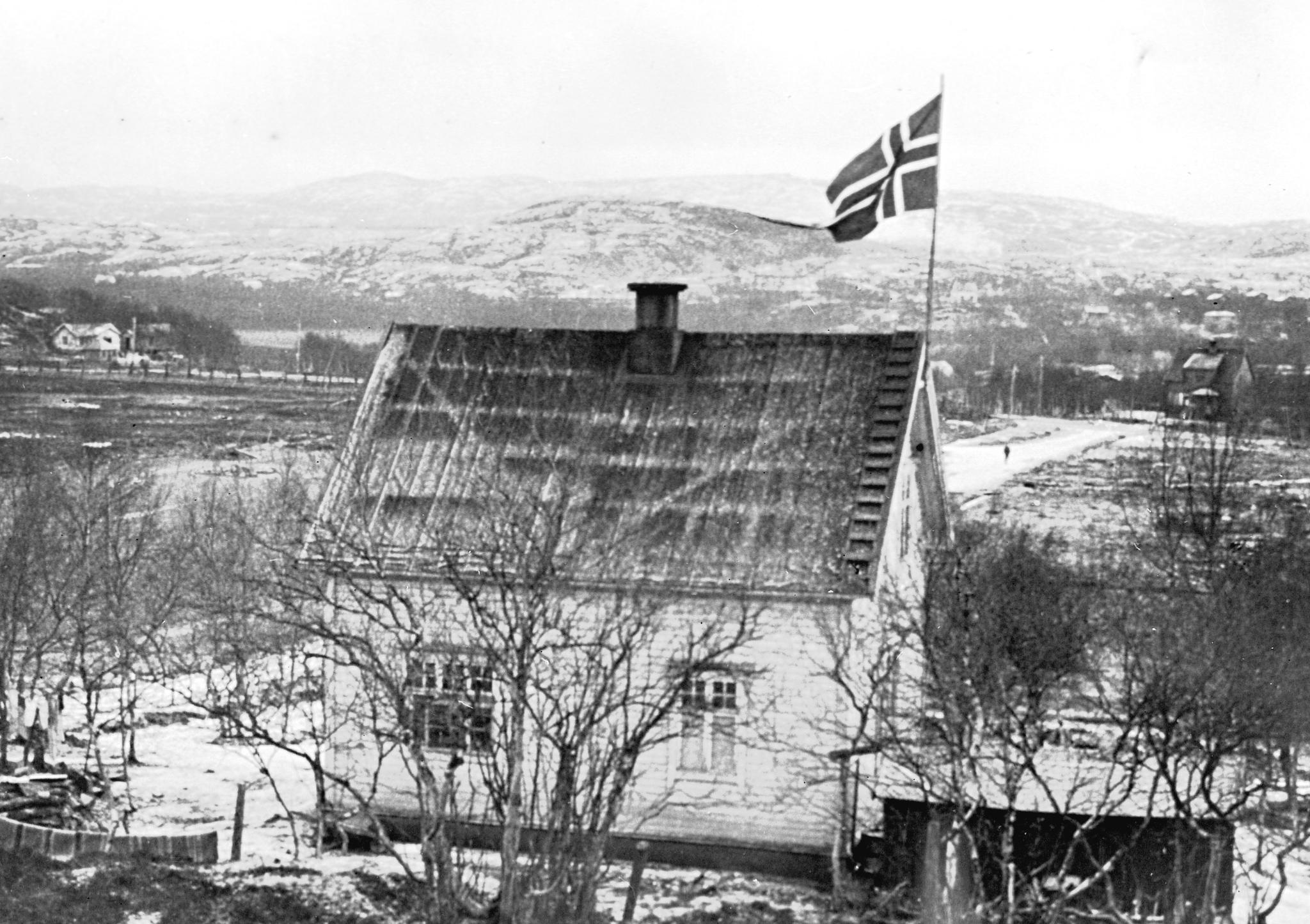 Frigjøringen av Finnmark ble innledet 22. oktober 1944, og tre dager senere var Kirkenes og store deler av Sør-Varanger befridd. Det norske flagget er heist på et hus ved Bjørnevatn like utenfor Kirkenes.