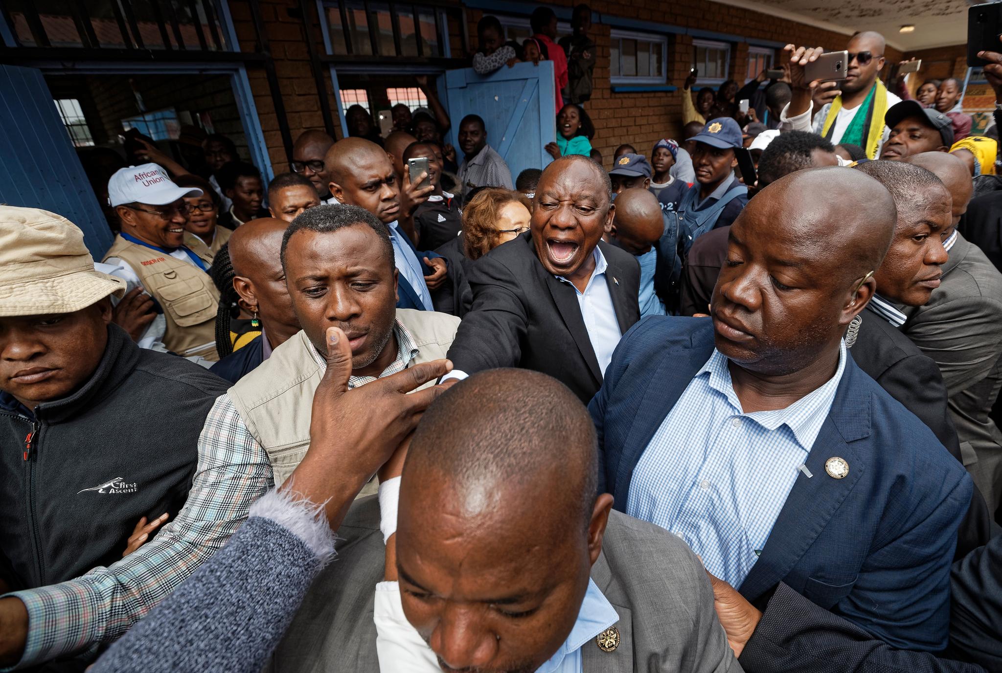 Sør-Afrikas president Cyril Ramaphosa (ANC) utenfor et valglokale i townshipen Soweto i Johannesburg onsdag.