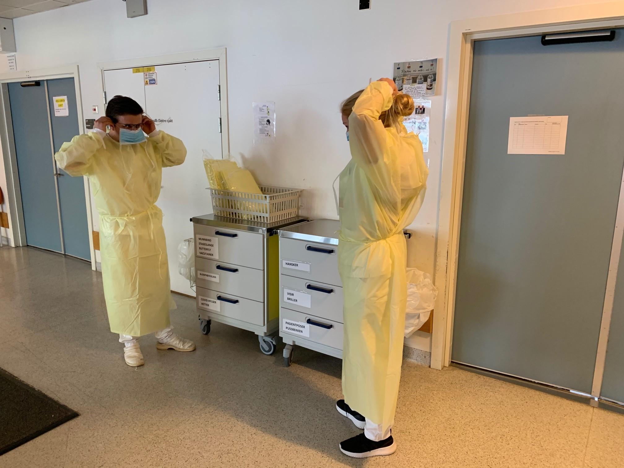 Sykehusene Bærum og Drammen sykehus i Vestre Viken har selv tatt bilder fra innsiden av sykehusene som viser personale i lysegule drakter og lange, lilla hansker, og strenge soneinndelinger i behandlingen av korona smittede pasienter. Bildet er tatt i april. 