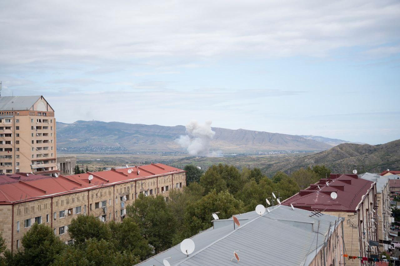 Røyken fra artilleri stiger opp like utenfor hovedstaden i Nagorno-Karabakh tirsdag 19. september. 