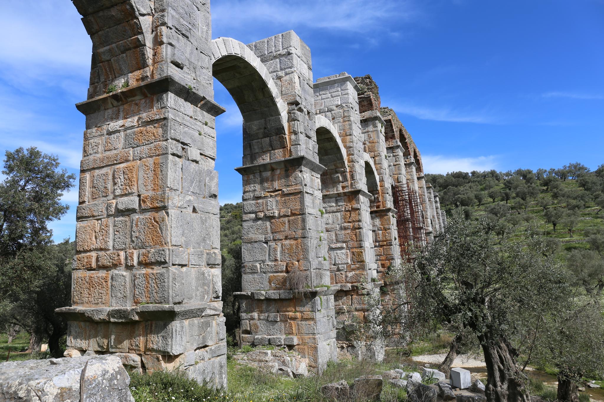 Den romerske akvedukten i Moria er et imponerende byggverk. Ta gjerne en dagstur hit.