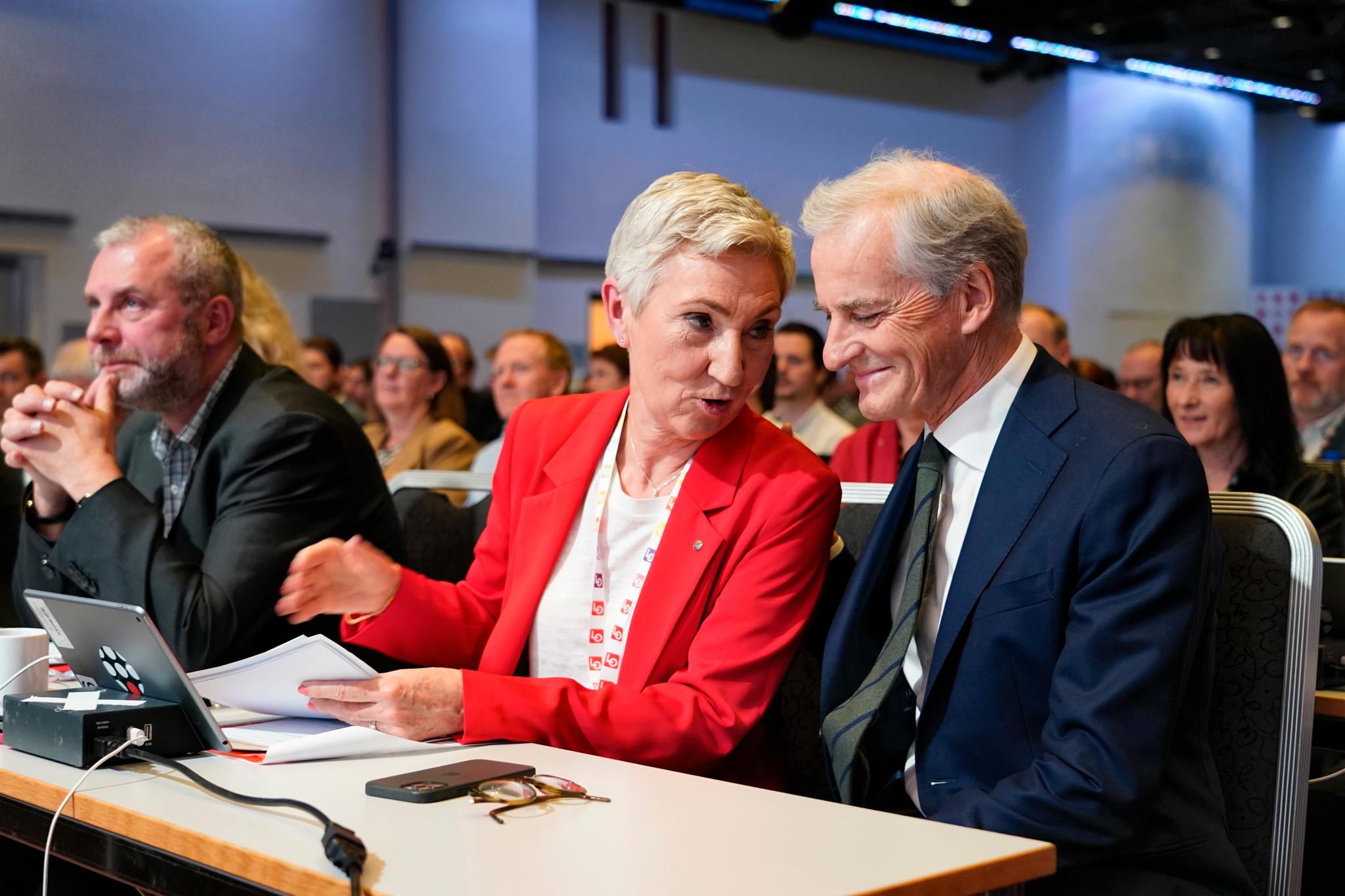Krav om stans i oljeletingen splitter LO-kongressen. LO-leder Peggy Hessen Følsvik og statsminister Jonas Gahr Støre merker økende spenninger om klima og energibehovene.