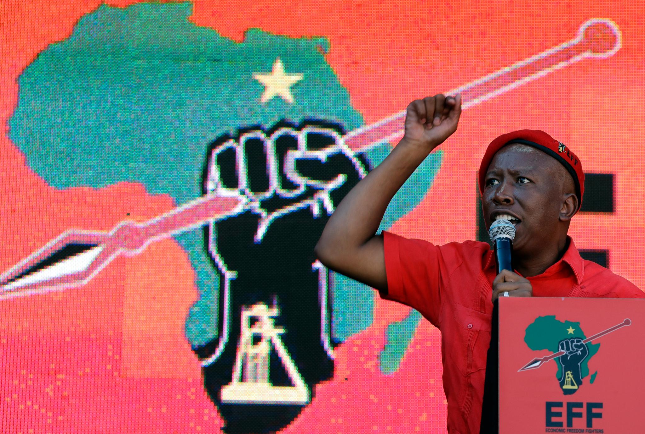 EFF-leder Julius Malema er kjent for kontroversielle, oppildnende uttalelser. Her under et valgkamparrangement i townshipen Soweto 5. mai.