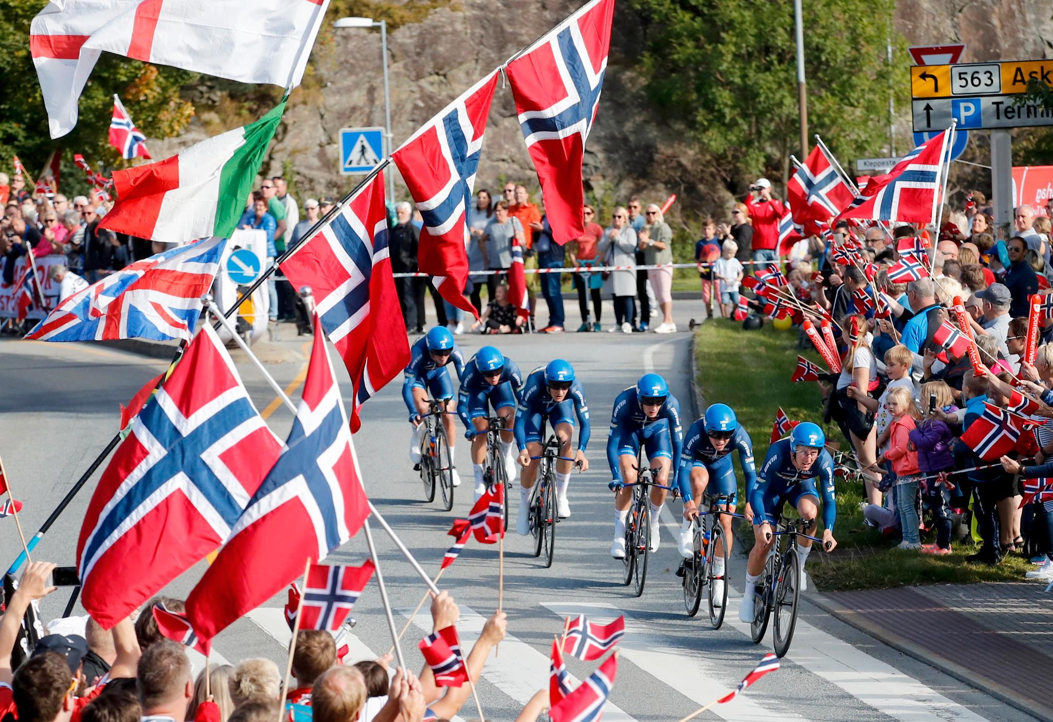 17. september: Norske flagg er se over alt under sykkel-VM i Bergen. Joker-laget med Ole Forfang, Carl Fredrik Hagen, Kristoffer Halvorsen, Markus Hoelgaard, Bjørn Tore Hoem og Kristoffer Skjerping heies fram under lagtempoen.